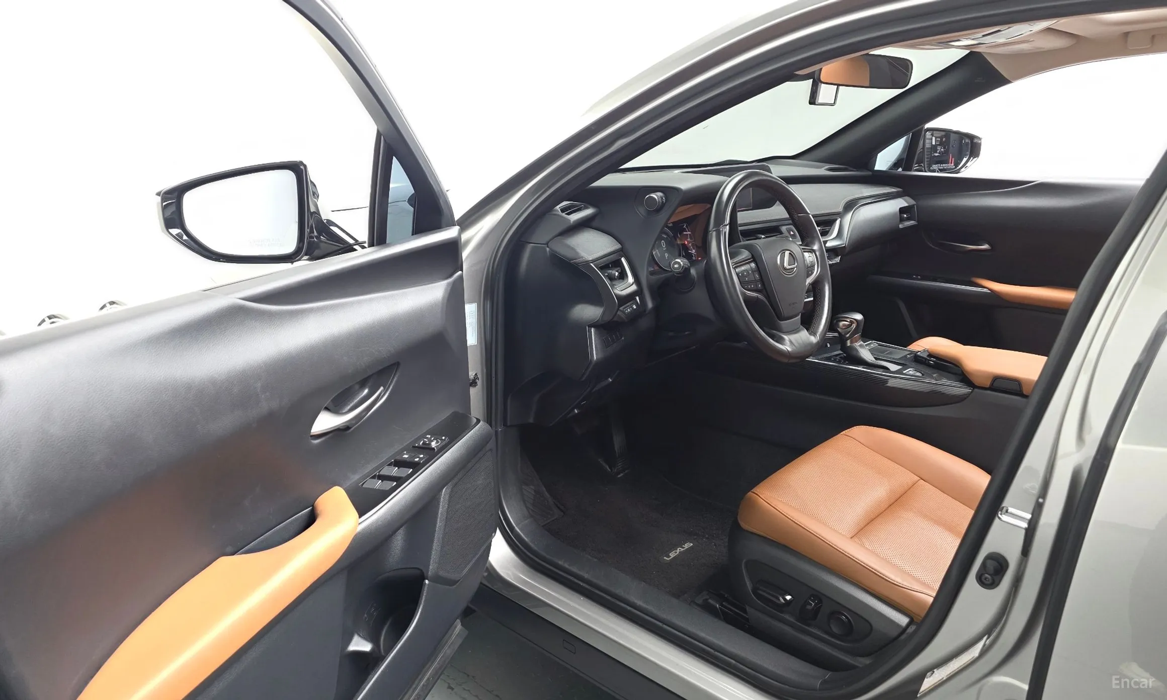 Lexus UX250h превью 10