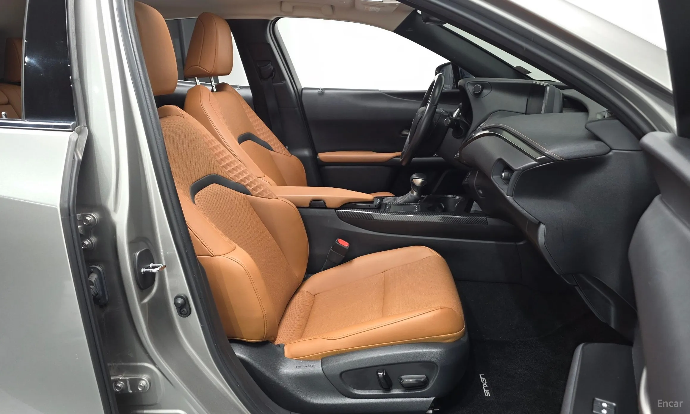 Lexus UX250h превью 11