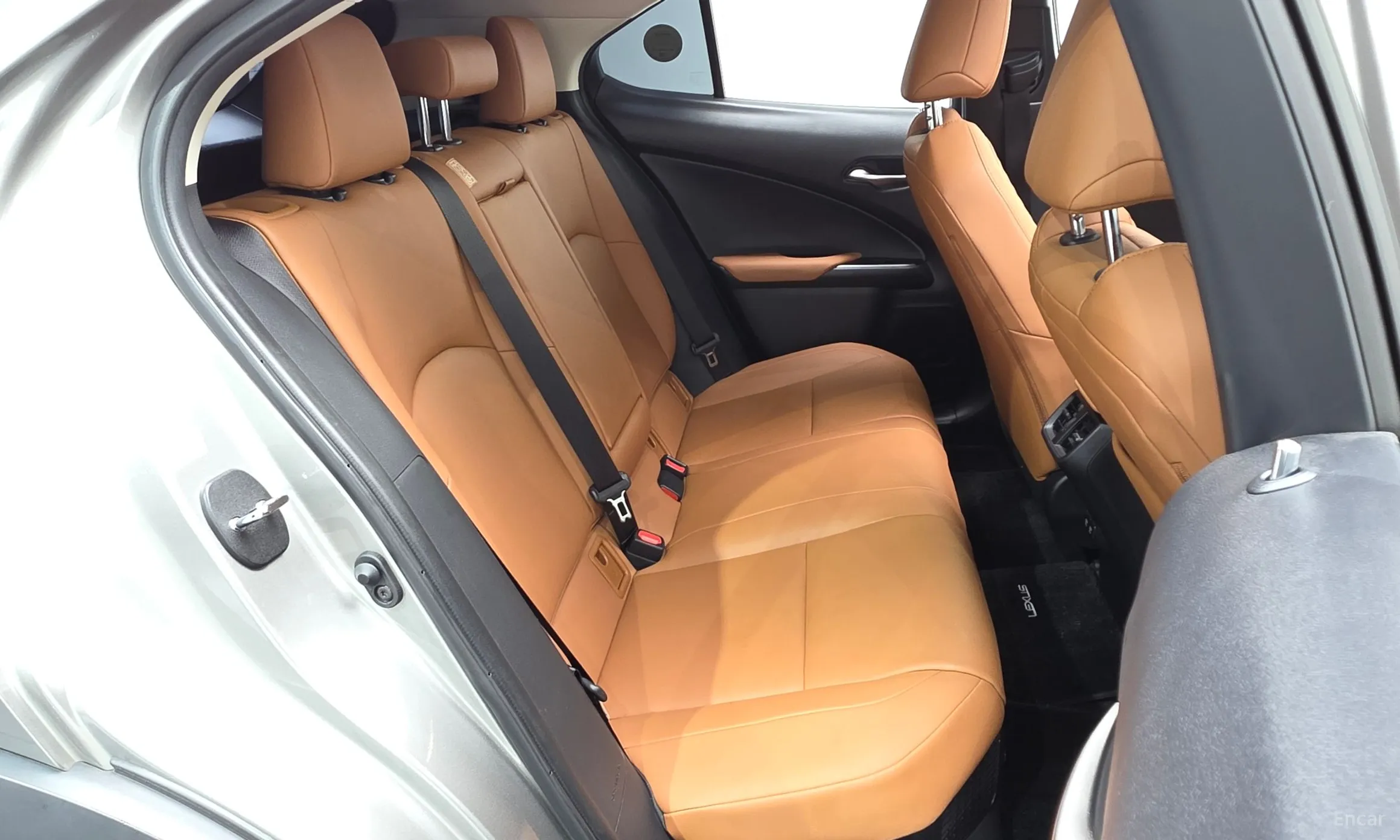 Lexus UX250h превью 12