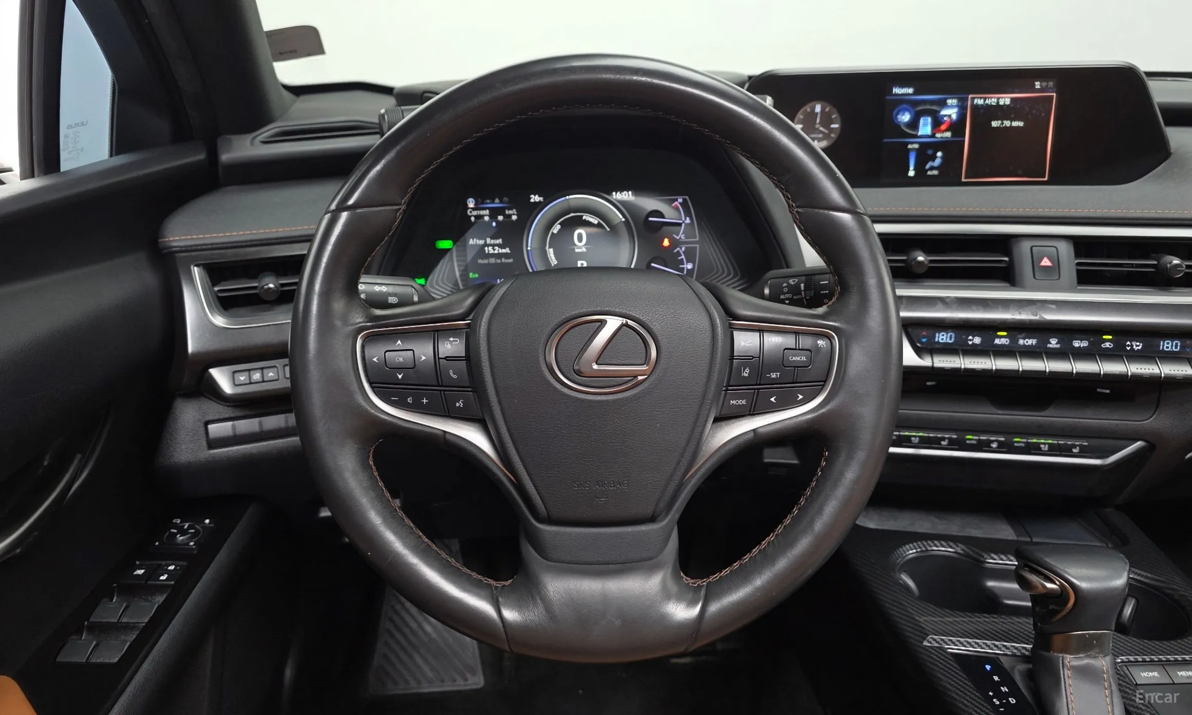 Lexus UX250h превью 13