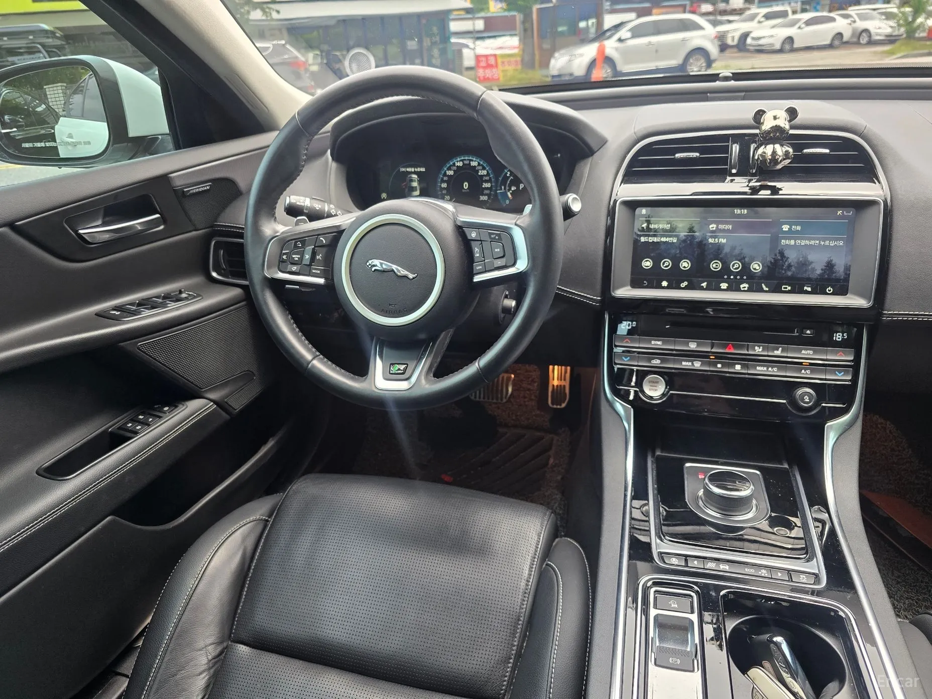 Jaguar XE превью 10