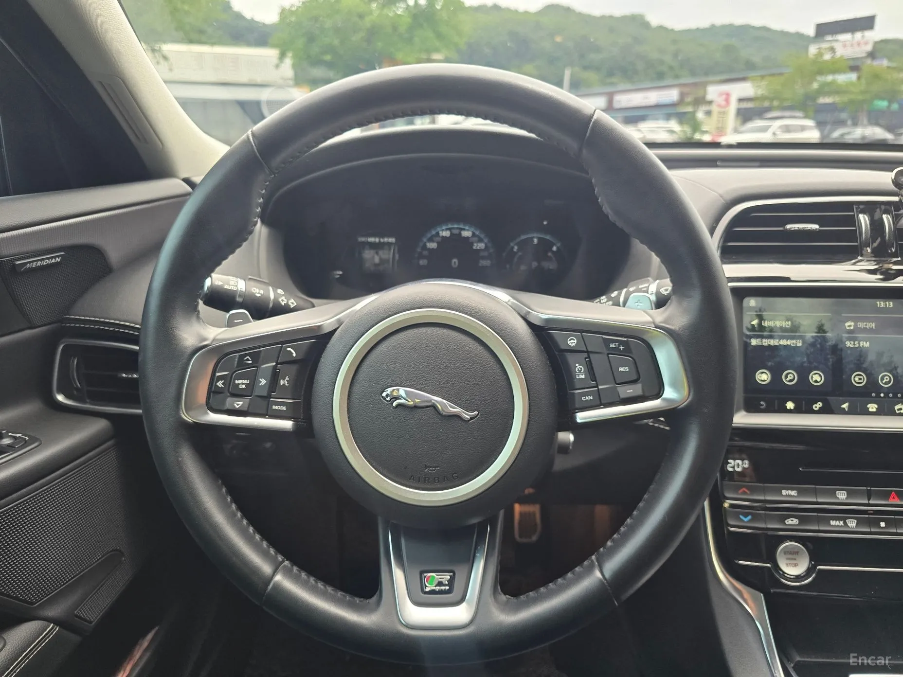 Jaguar XE превью 11
