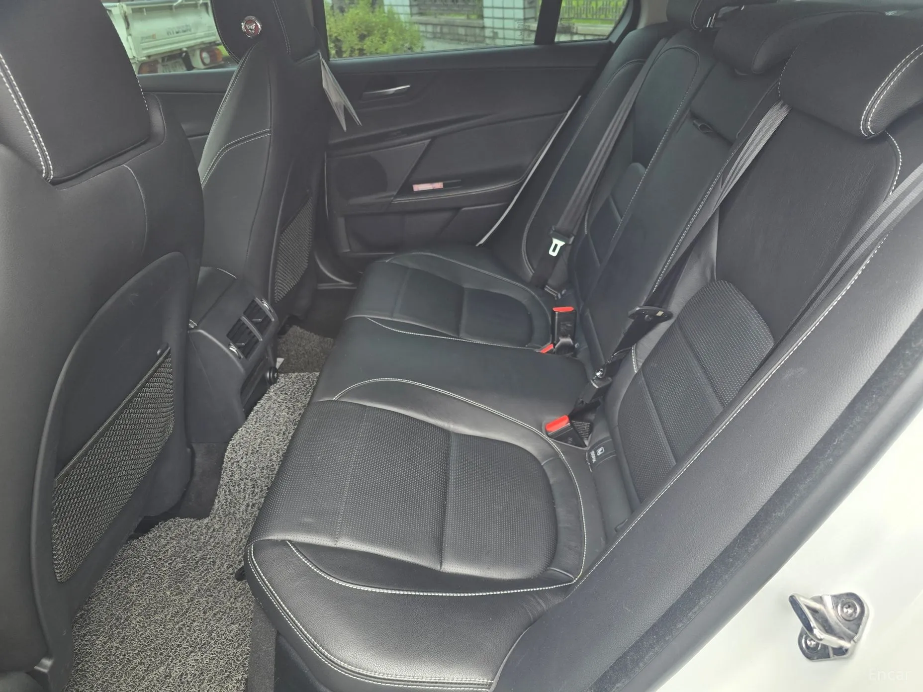 Jaguar XE превью 12