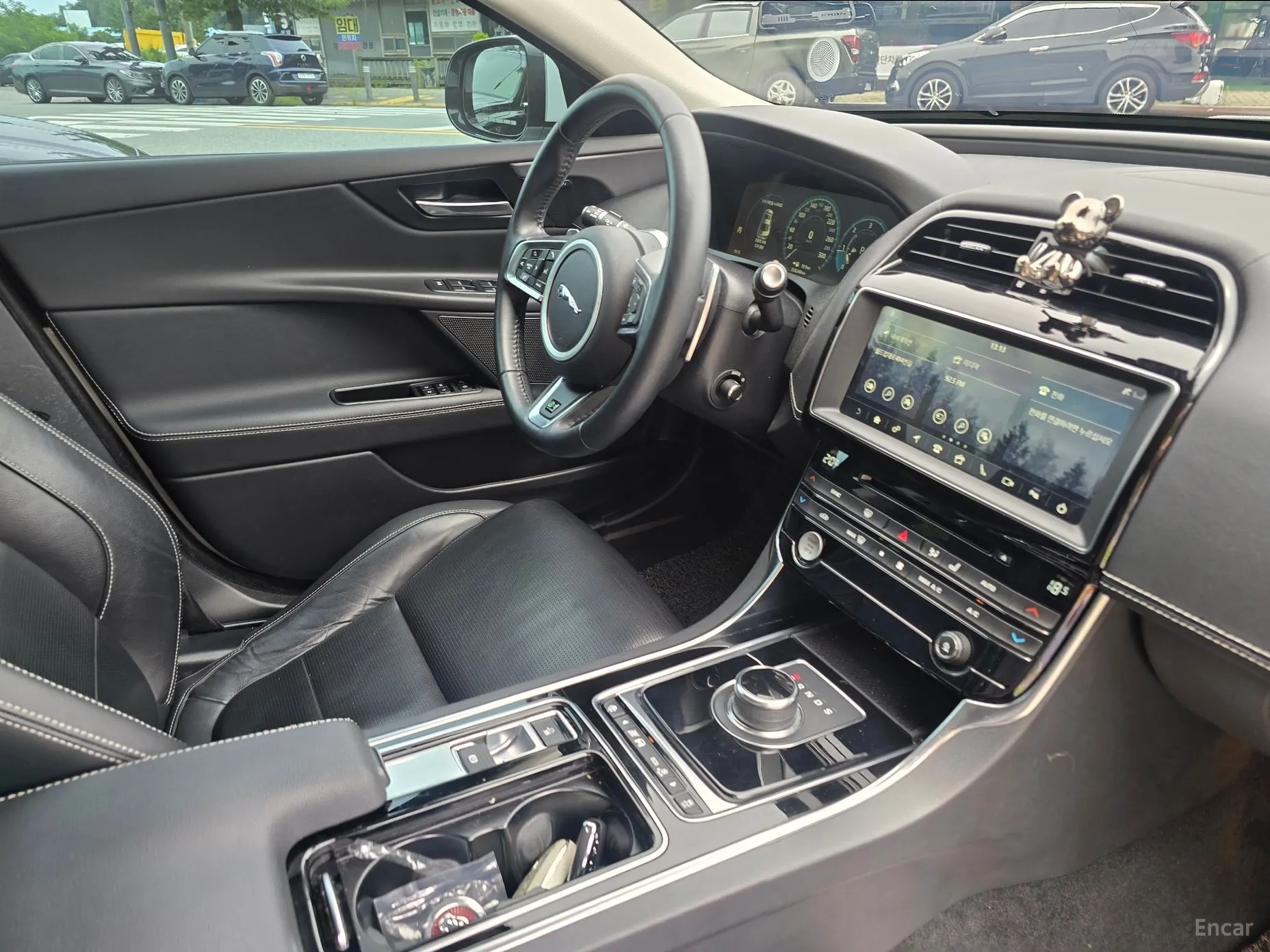 Jaguar XE превью 13