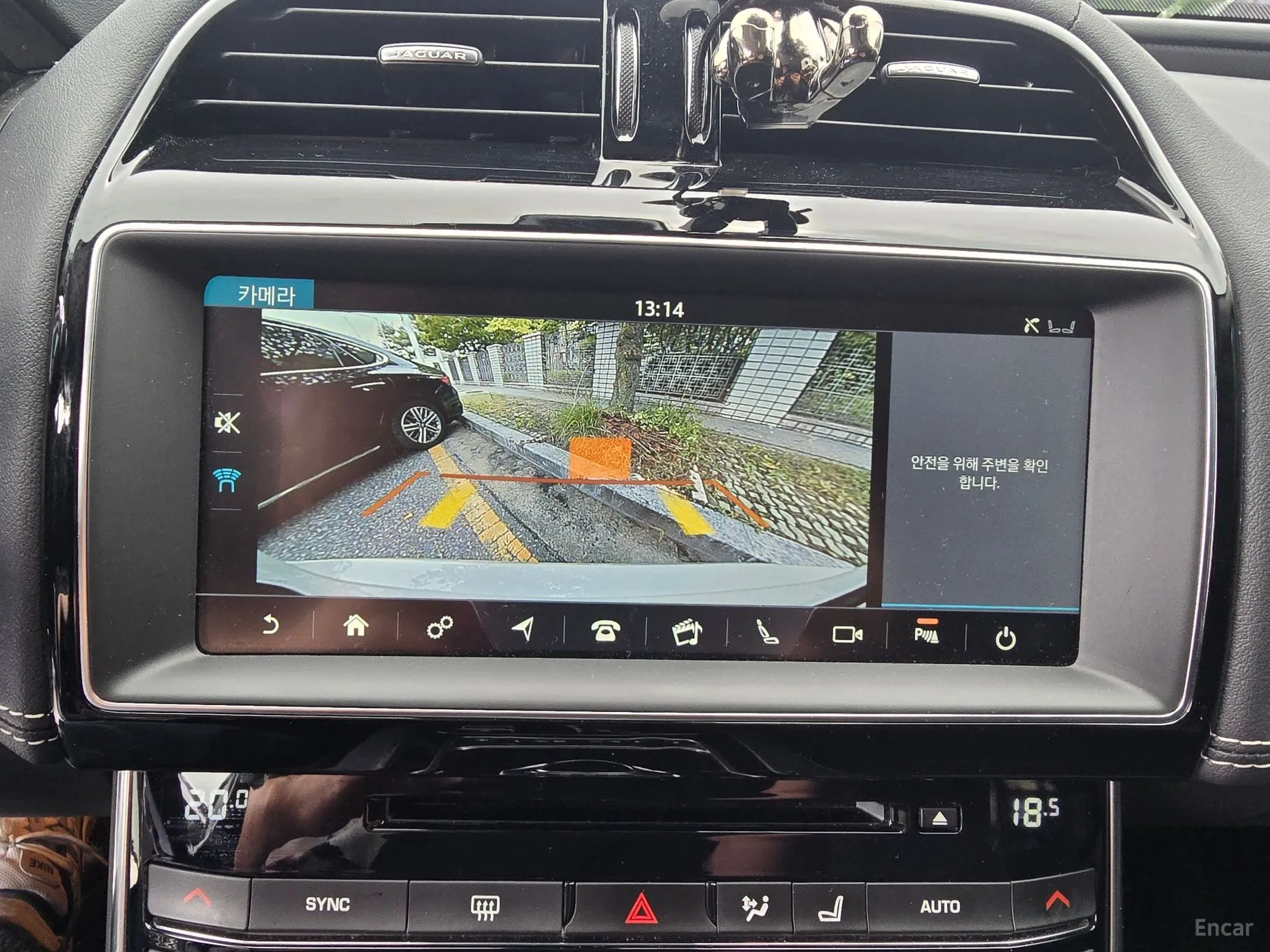 Jaguar XE превью 15