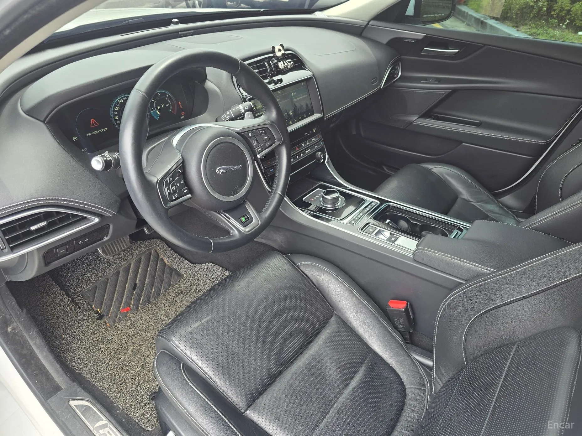 Jaguar XE превью 7