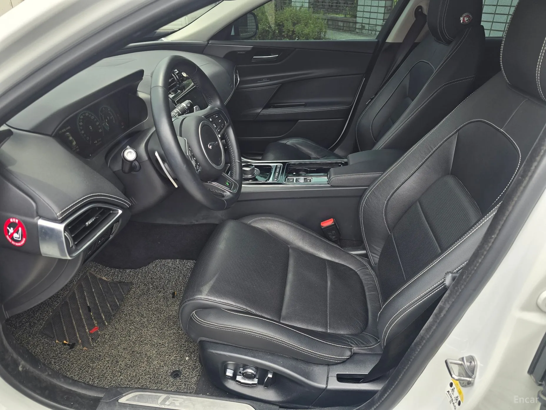 Jaguar XE превью 8