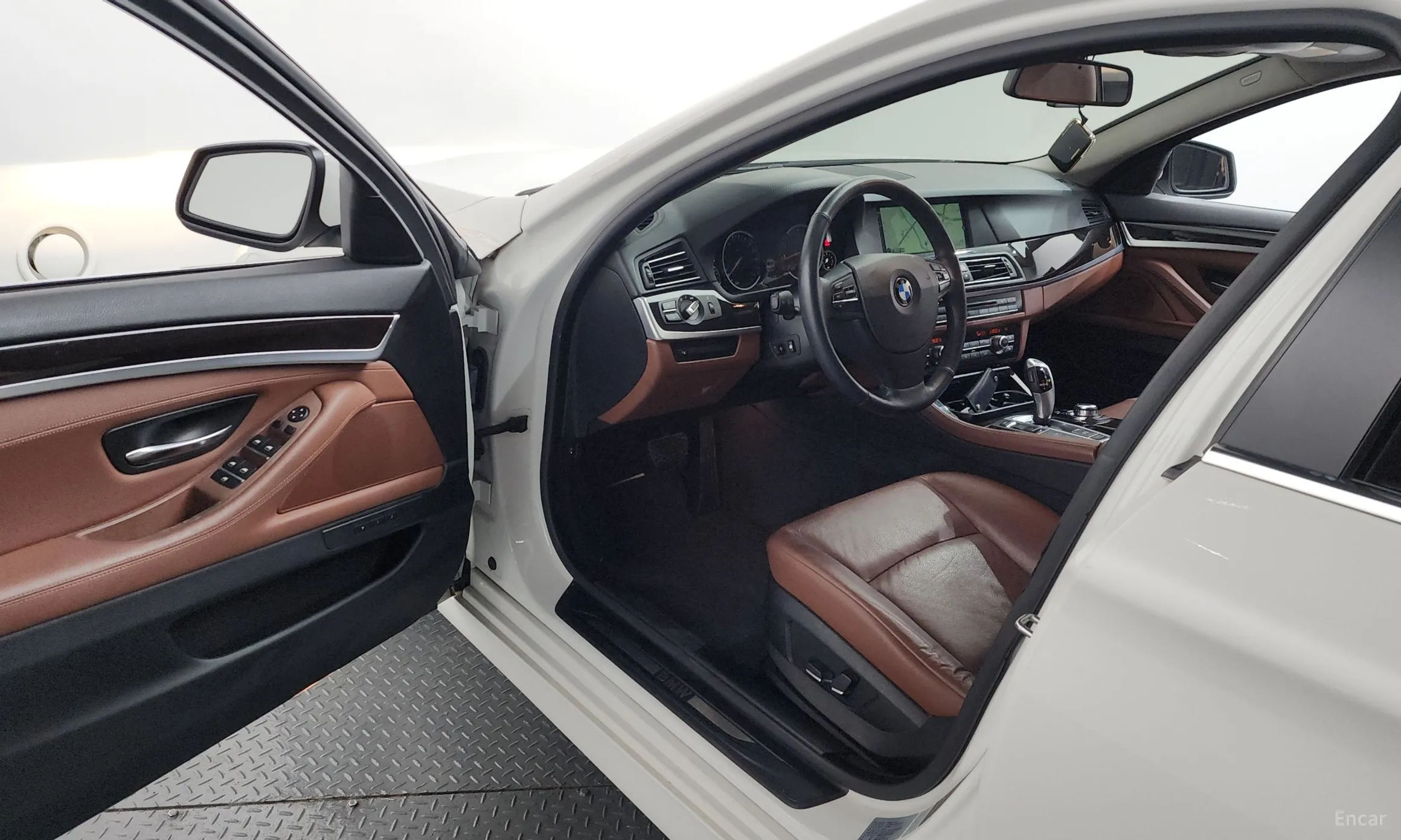 BMW 5 Series (F10) превью 10