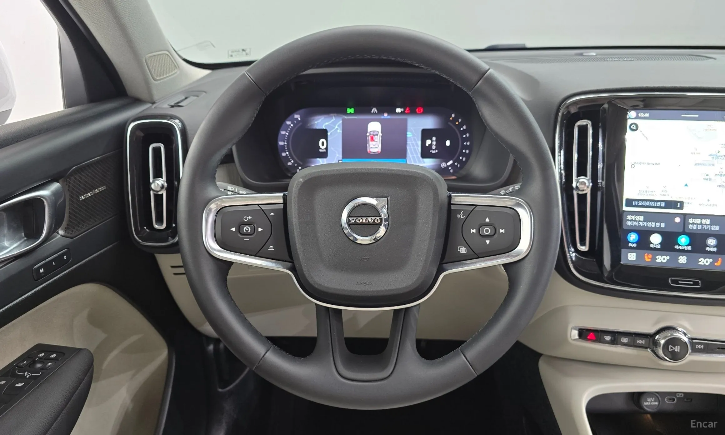 Volvo XC40 превью 12