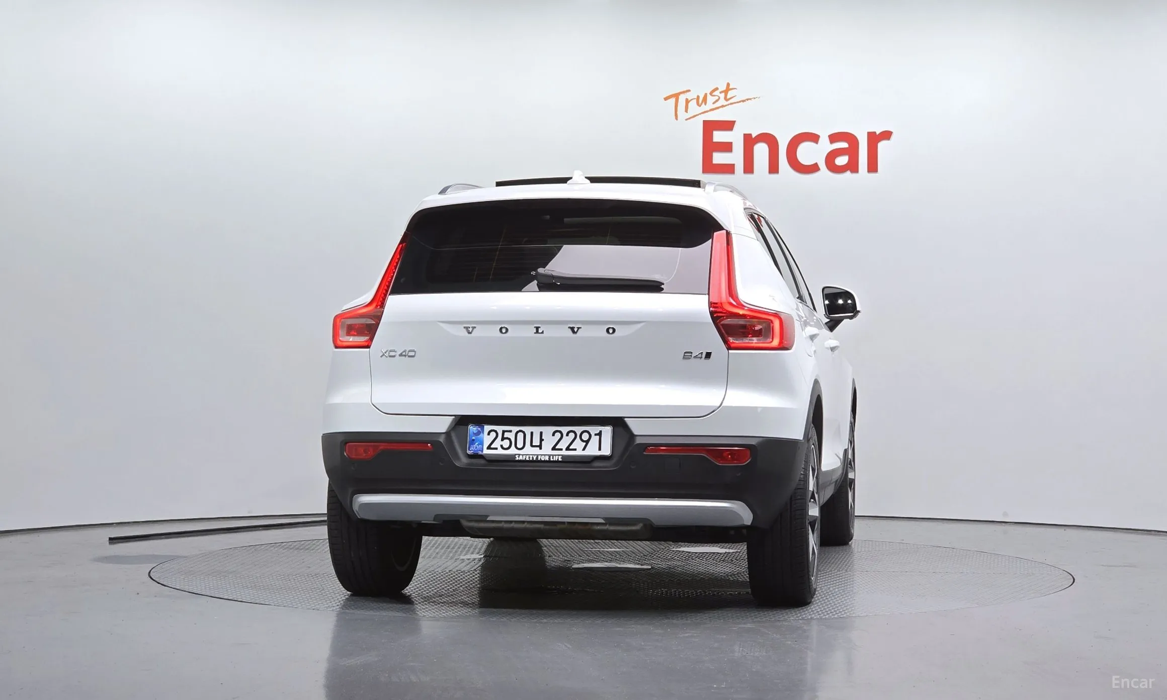 Volvo XC40 превью 4