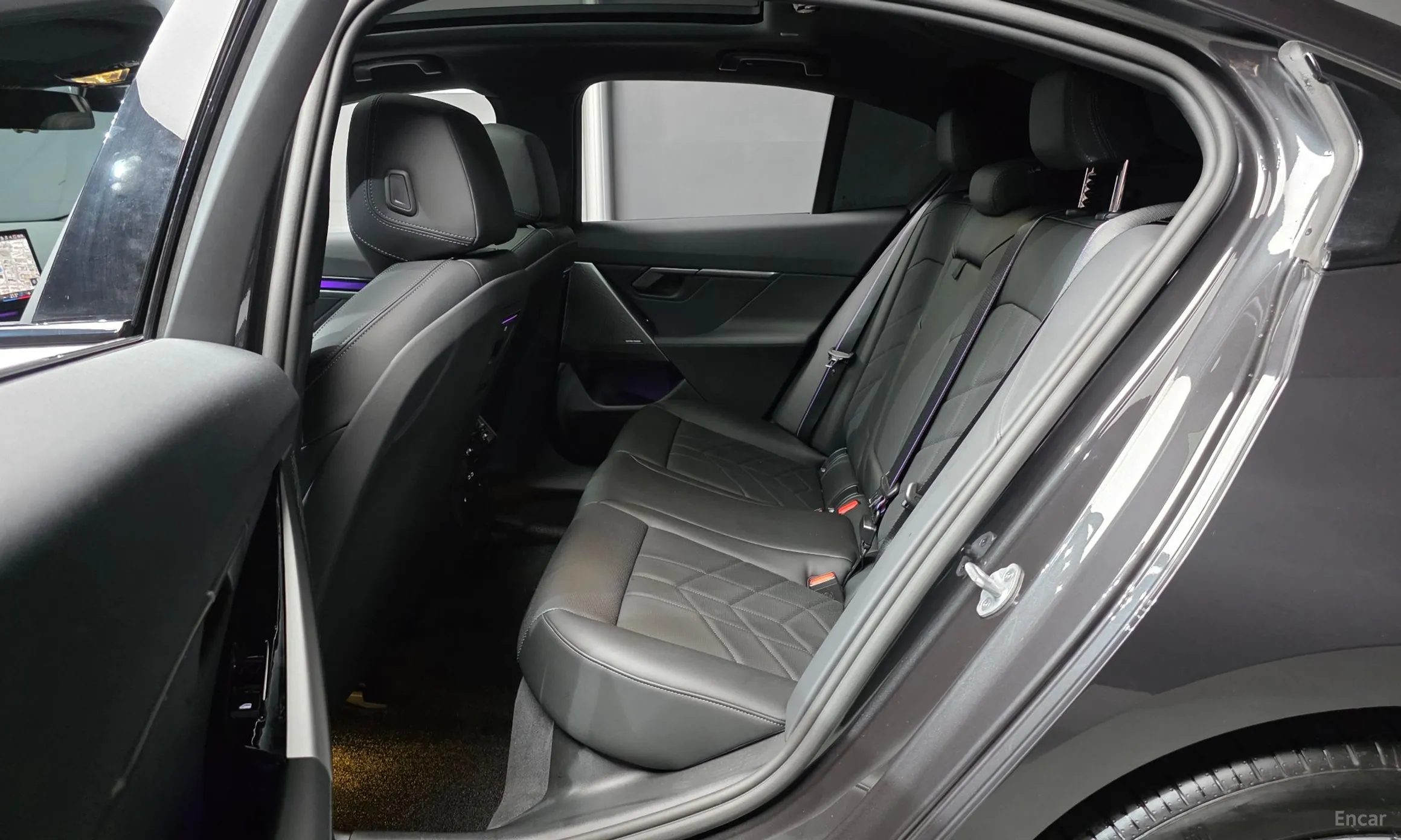 BMW 5 Series (G60) превью 12