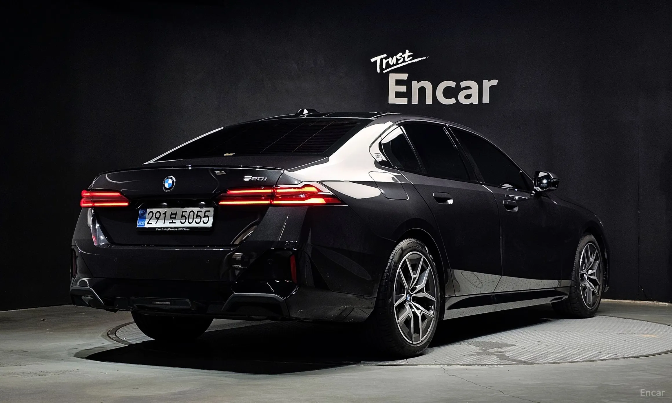 BMW 5 Series (G60) превью 2