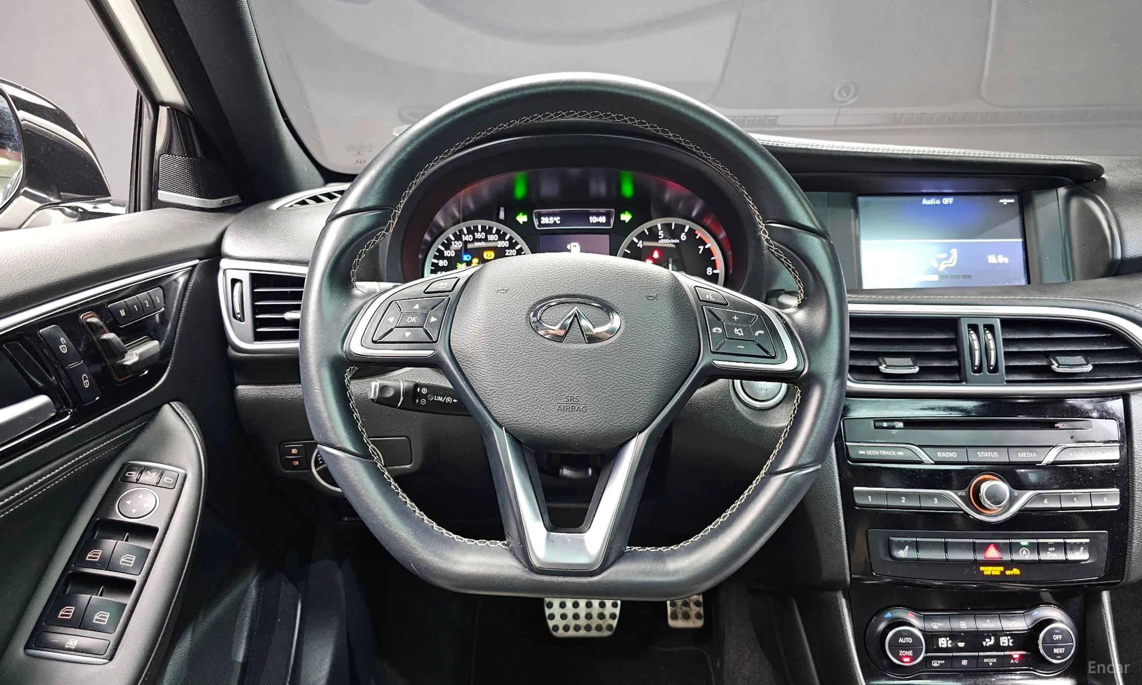 Infiniti Q30 превью 12