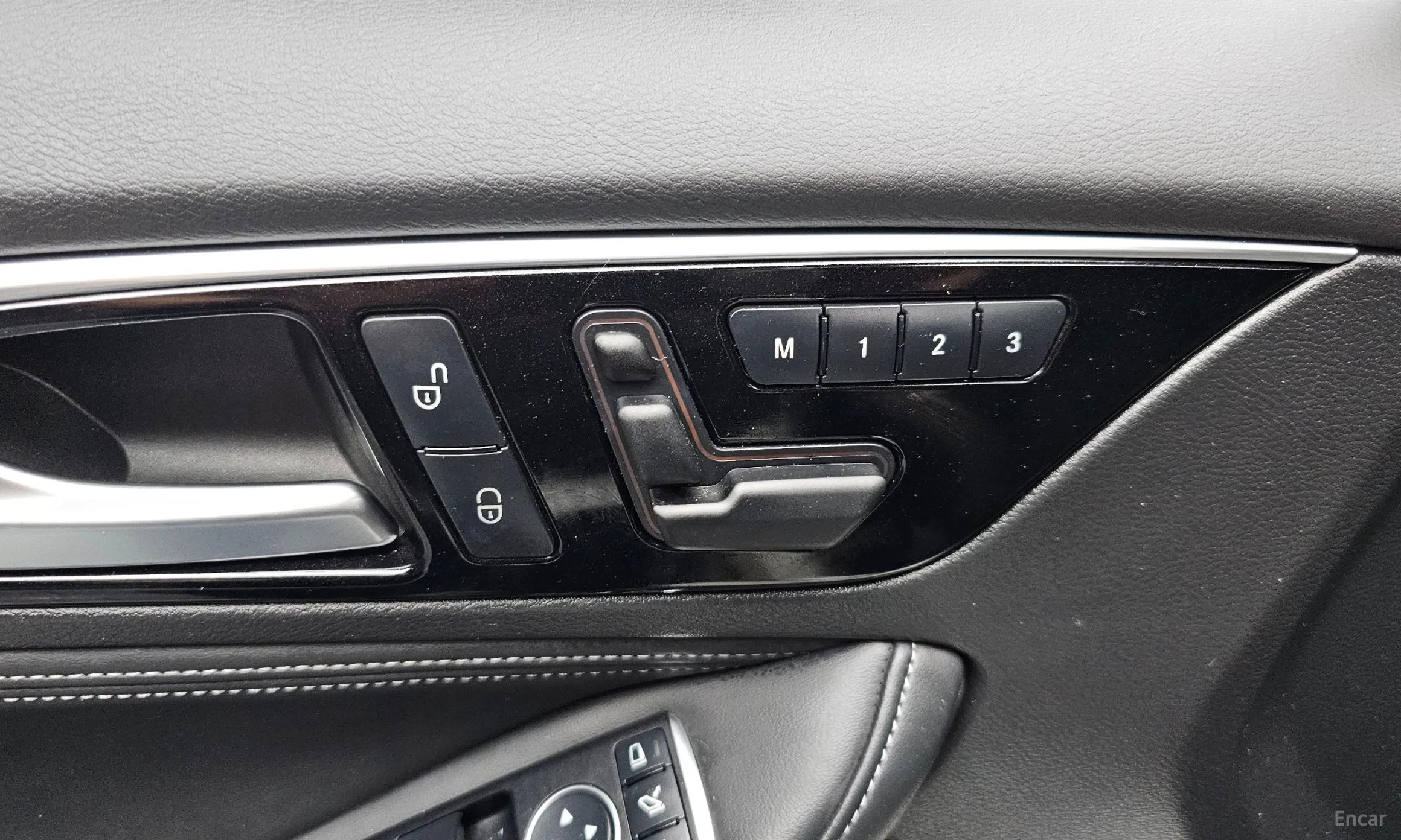 Infiniti Q30 превью 20