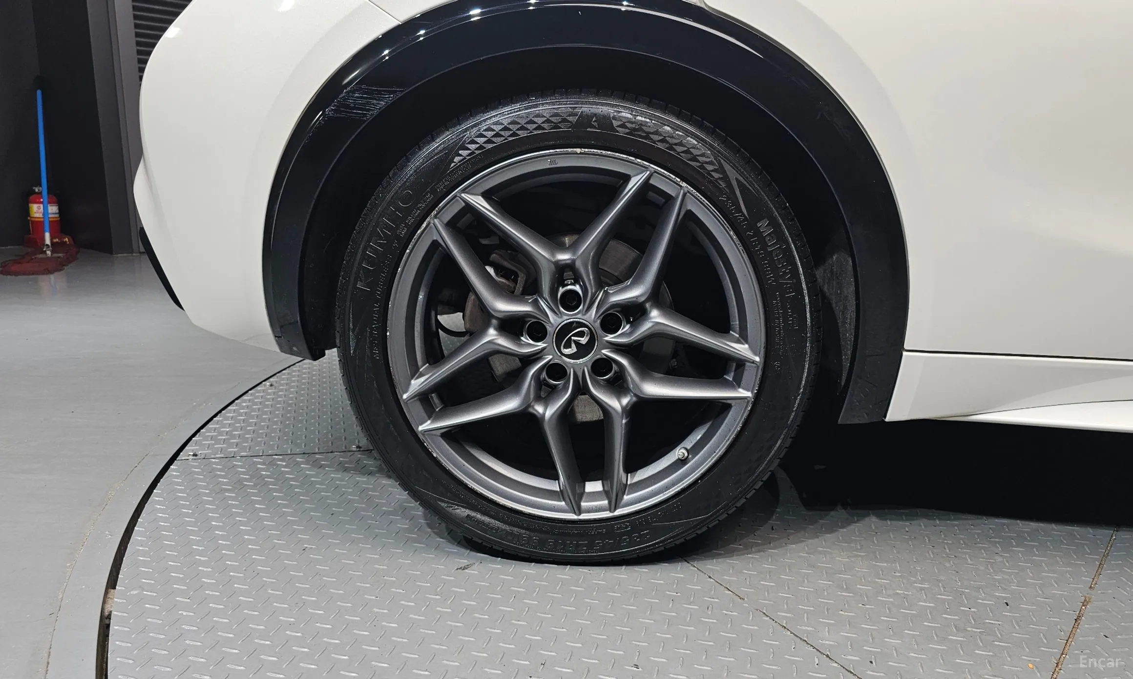 Infiniti Q30 превью 5