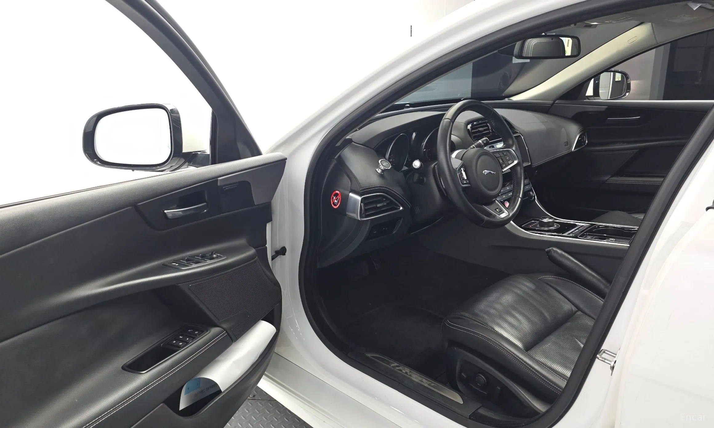 Jaguar XE превью 10