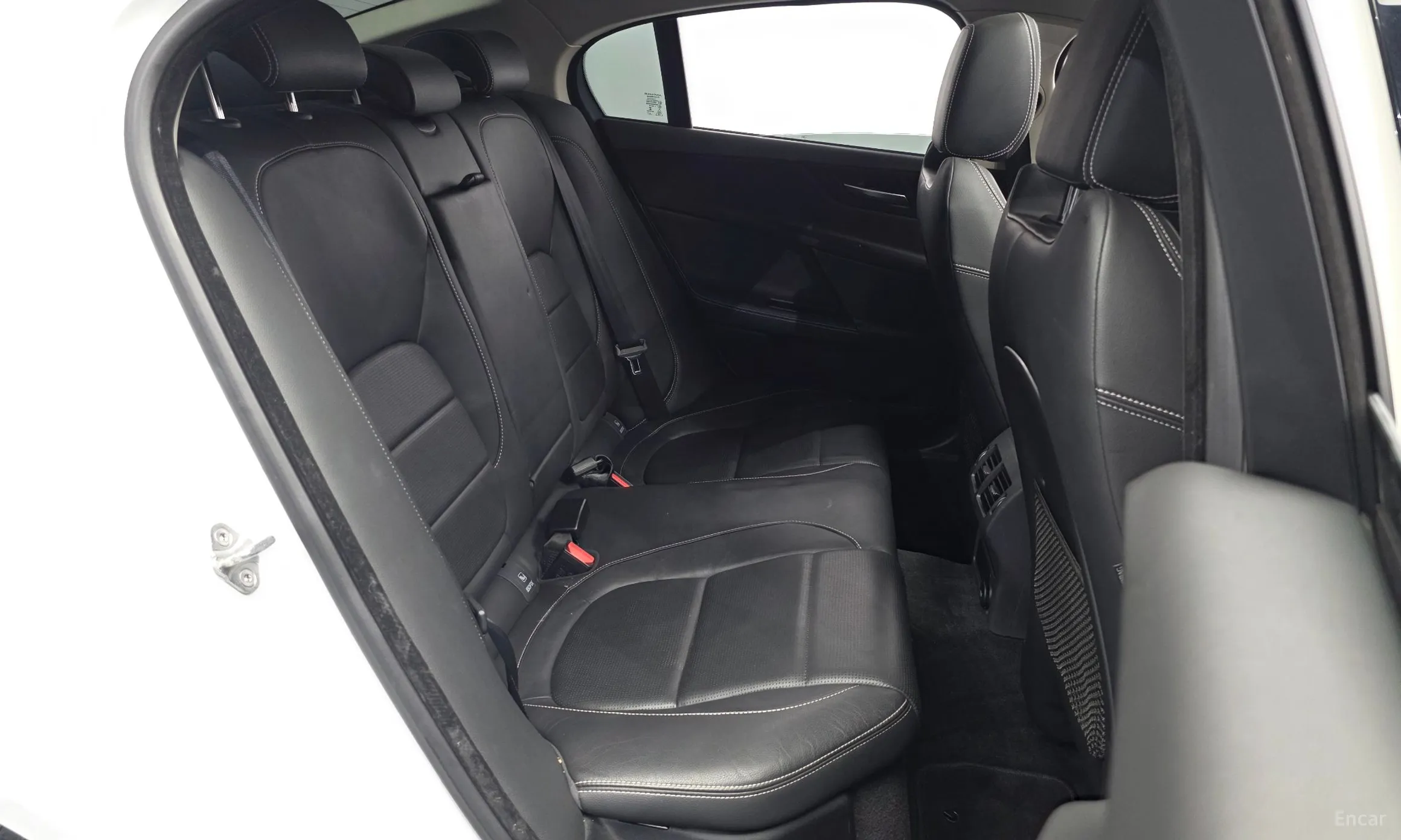 Jaguar XE превью 11