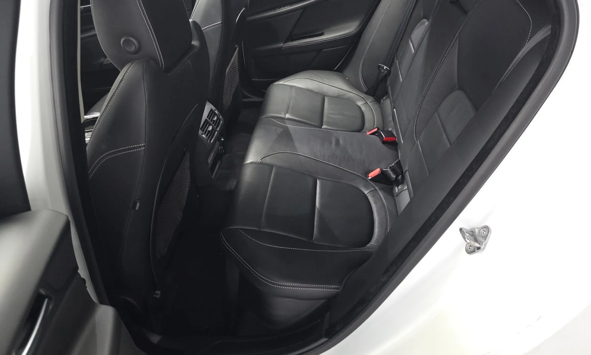 Jaguar XE превью 12