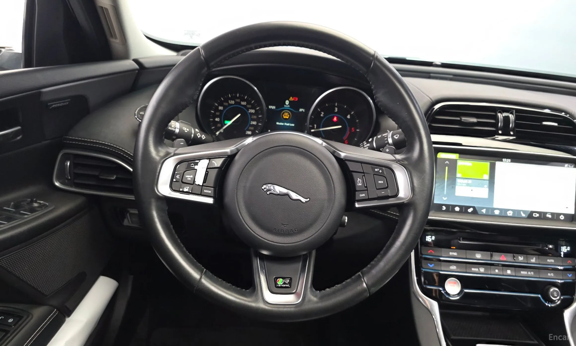 Jaguar XE превью 13