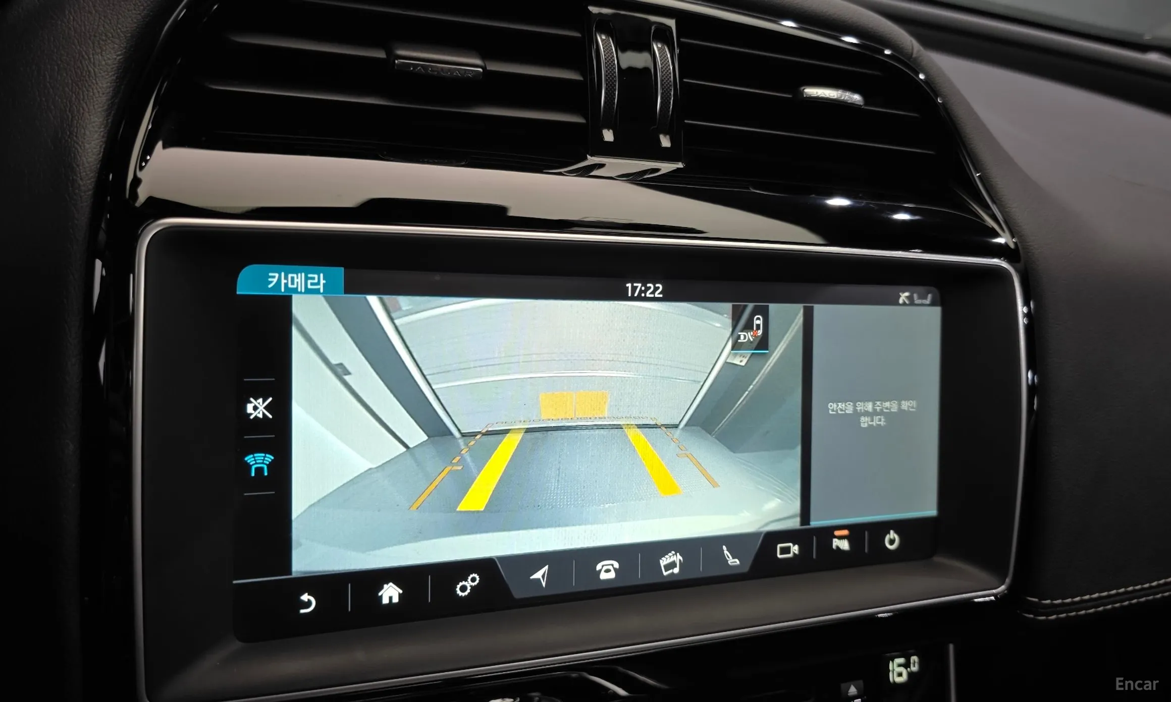 Jaguar XE превью 16