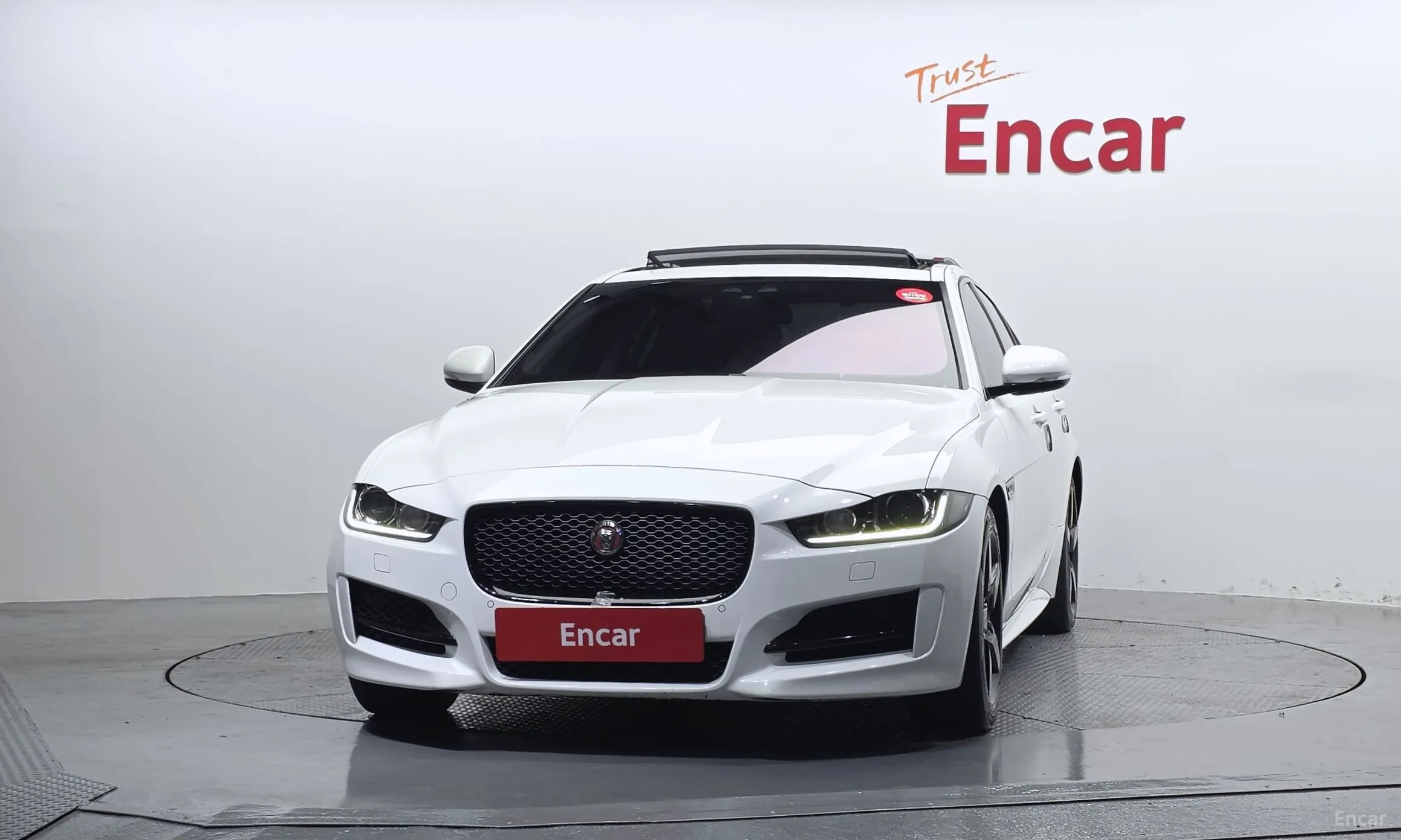 Jaguar XE превью 3