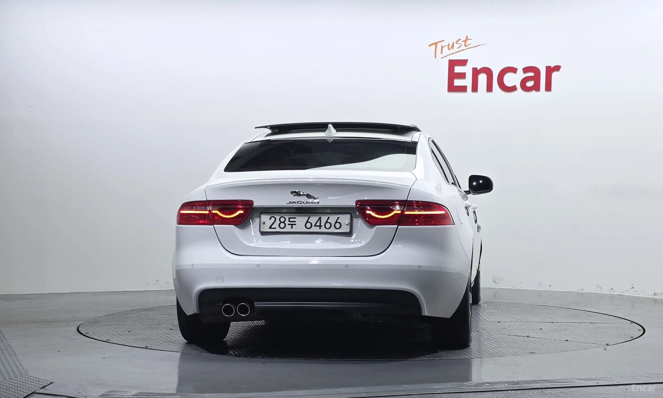 Jaguar XE превью 4
