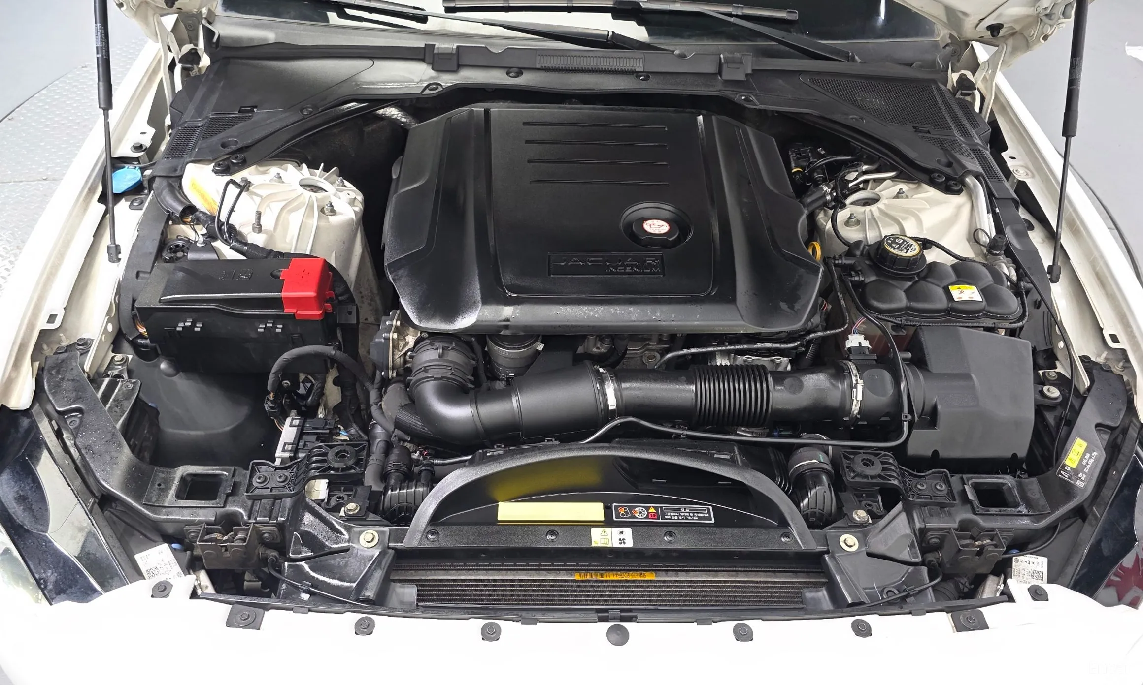 Jaguar XE превью 6