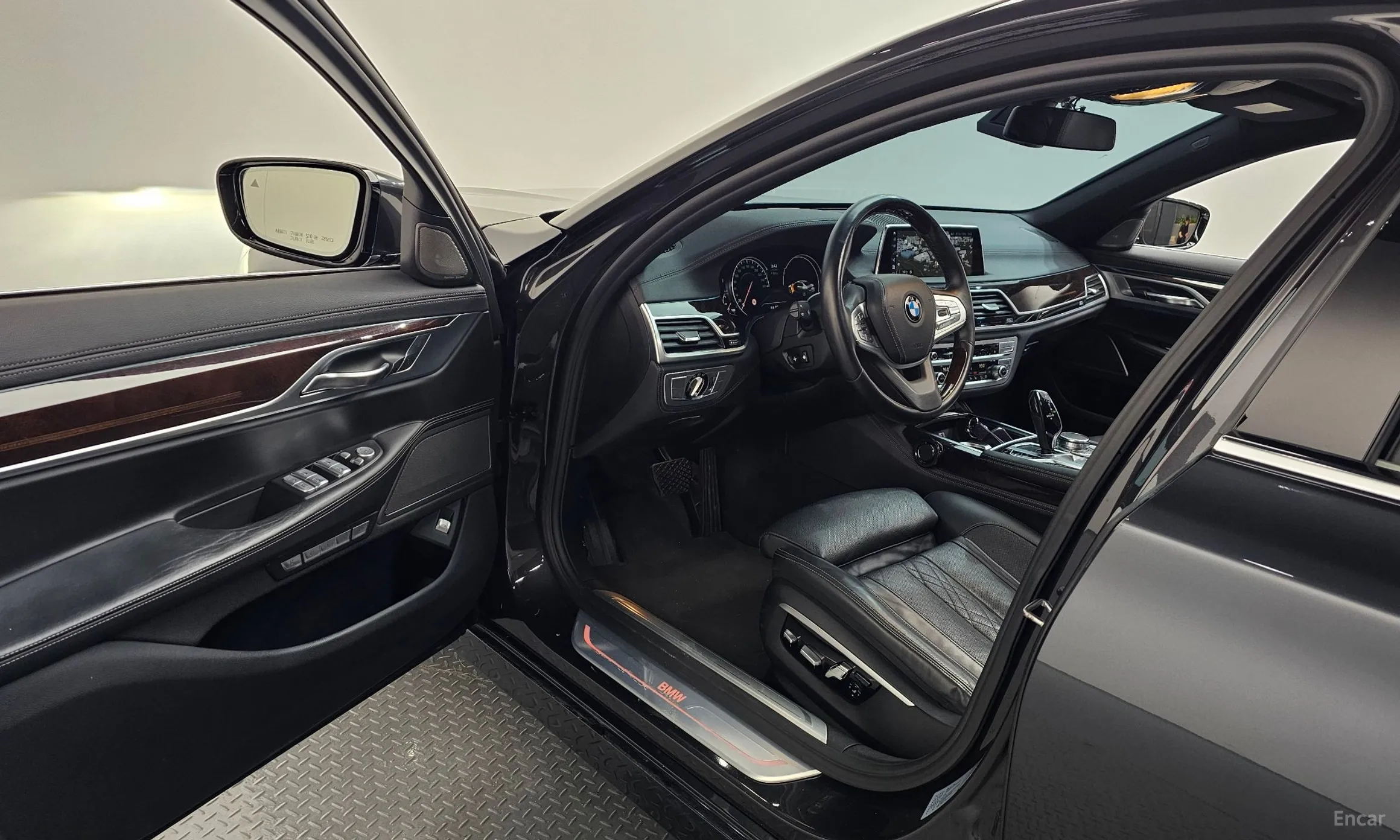 BMW 7 Series (G11) превью 10
