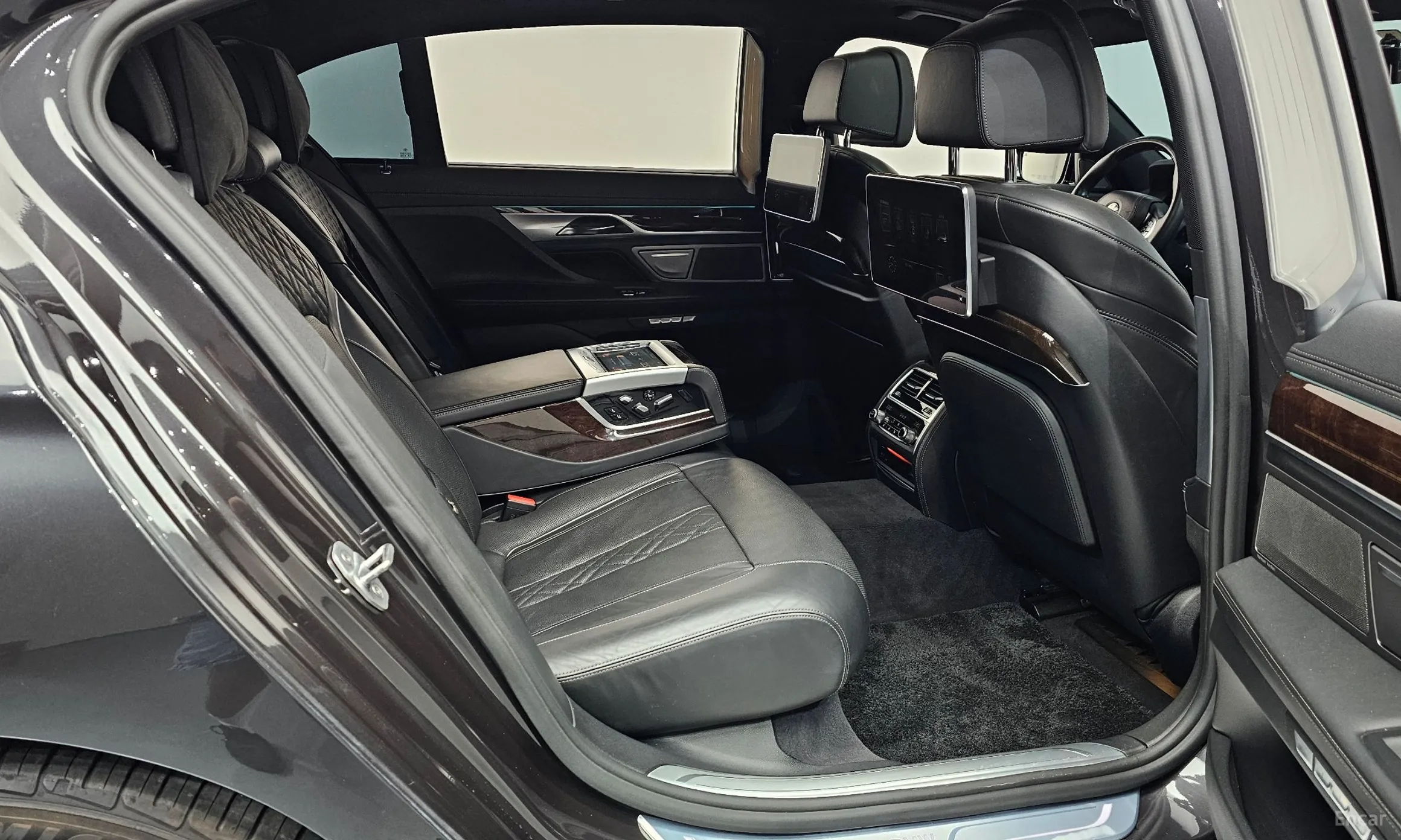 BMW 7 Series (G11) превью 11