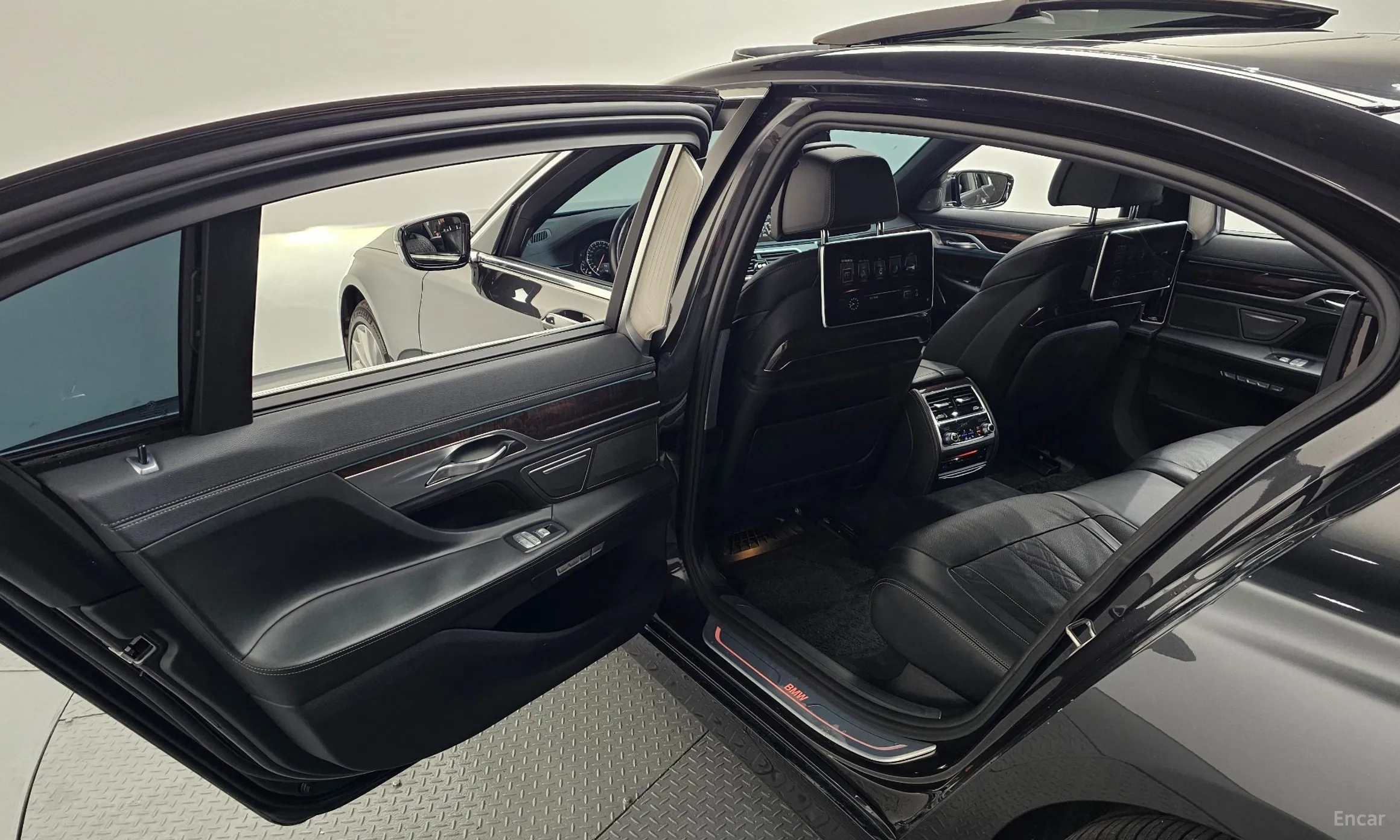 BMW 7 Series (G11) превью 20