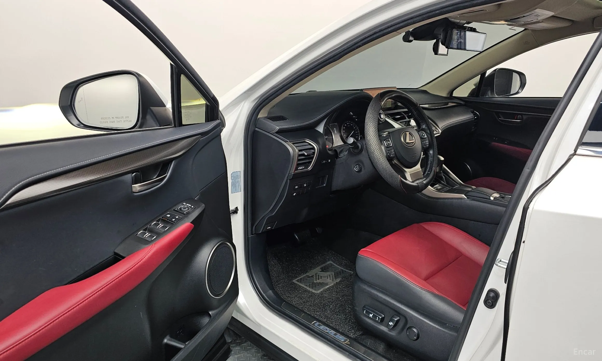 Lexus NX300h превью 10