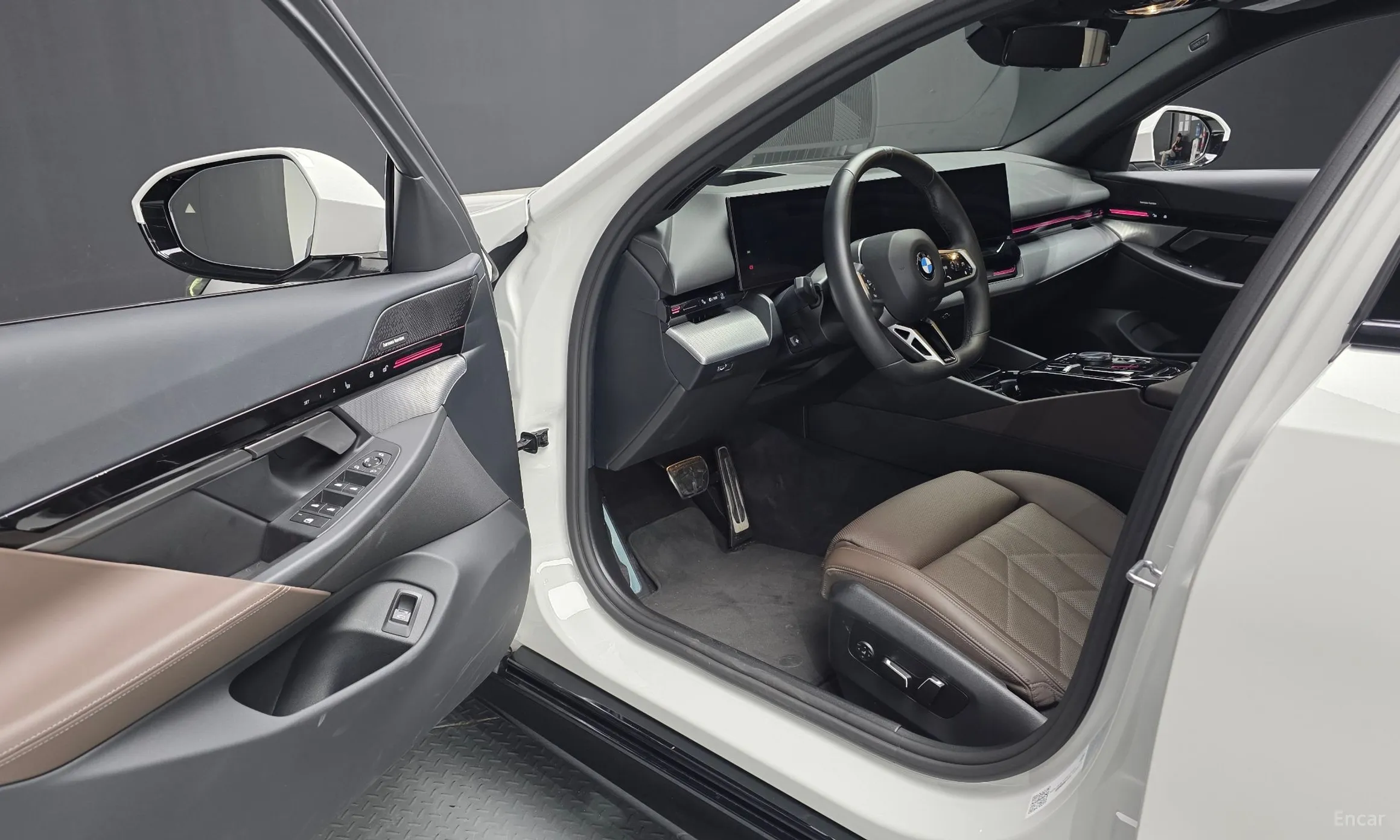 BMW 5 Series (G60) превью 10