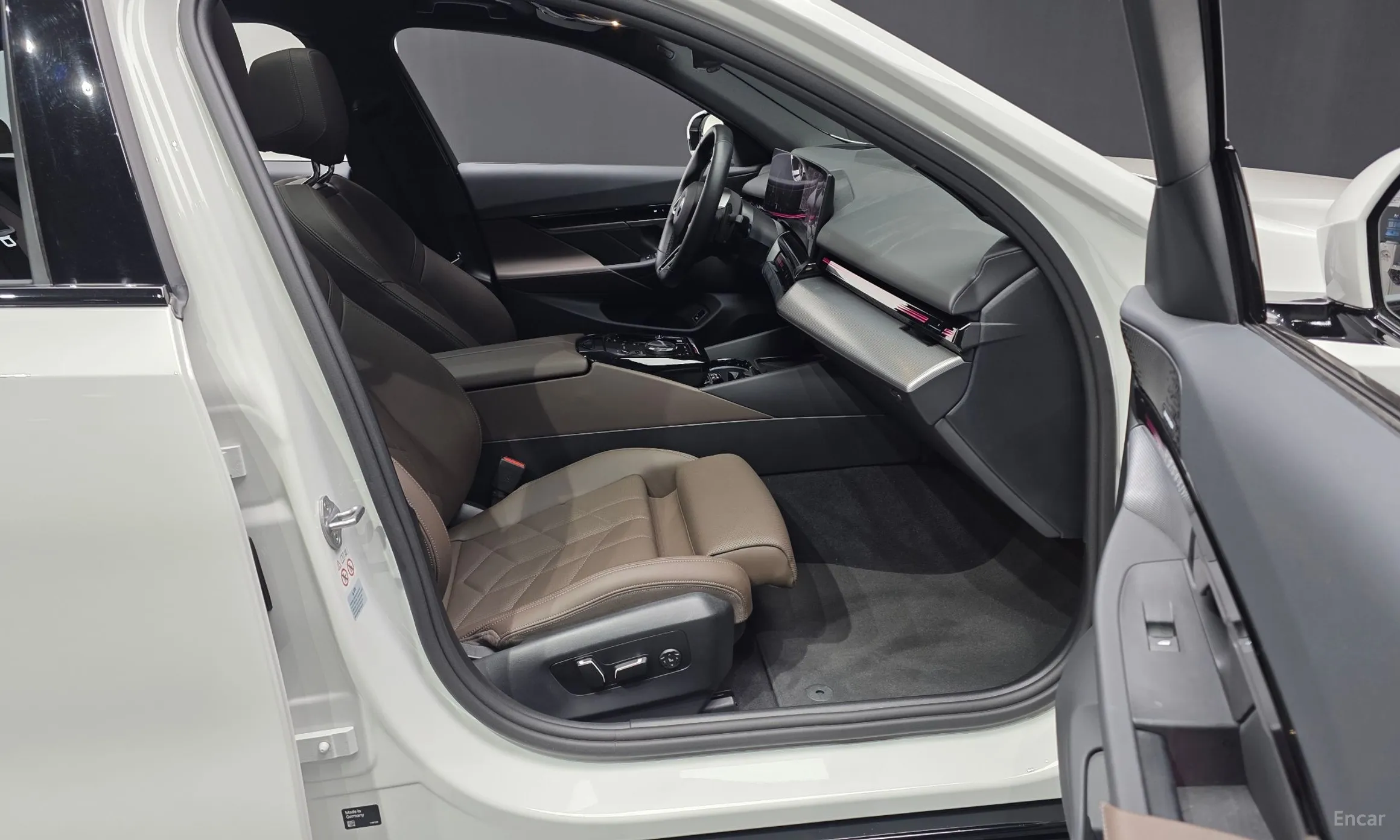 BMW 5 Series (G60) превью 11