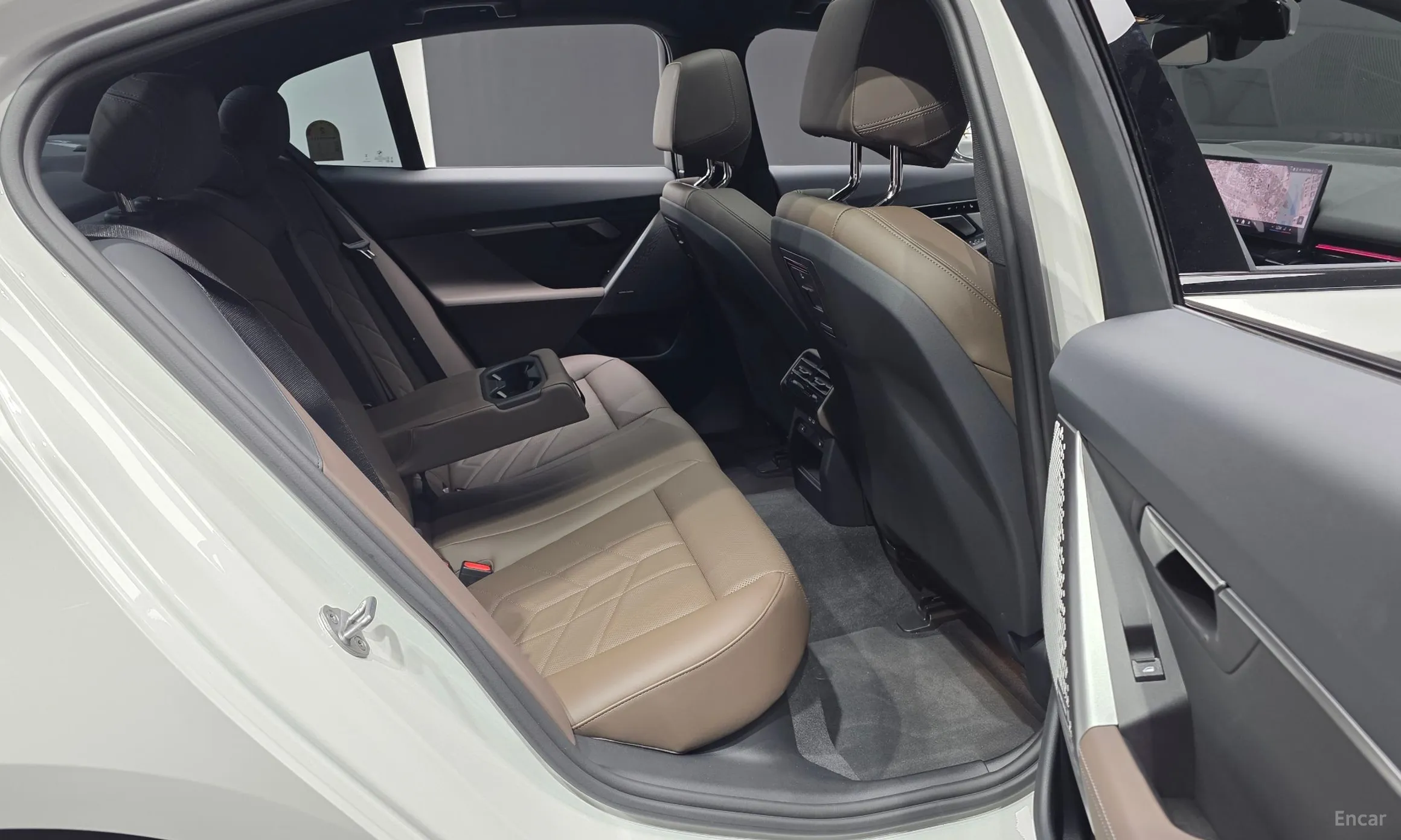 BMW 5 Series (G60) превью 12
