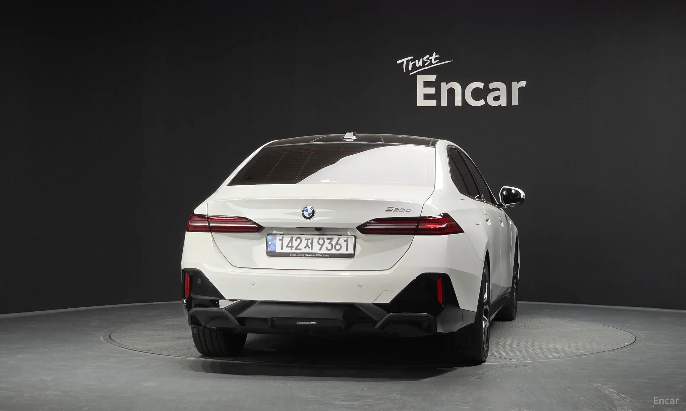 BMW 5 Series (G60) превью 4