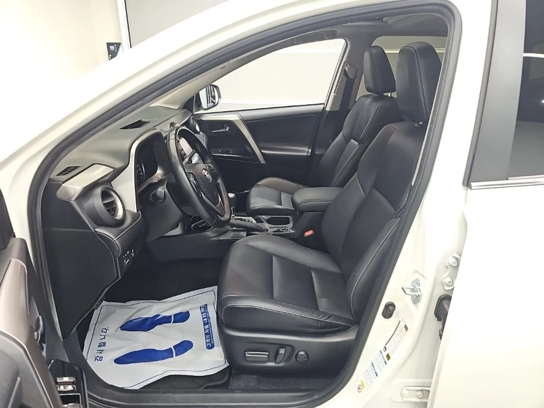 Toyota RAV4 превью 10