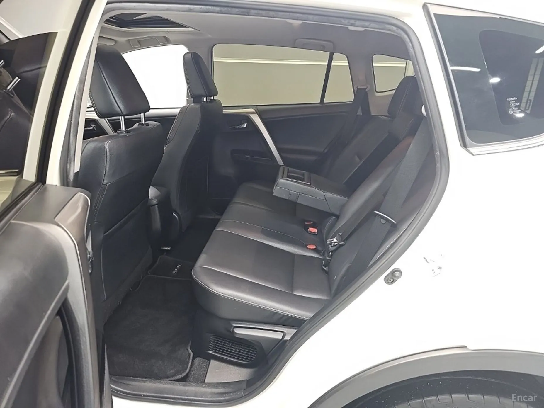 Toyota RAV4 превью 11