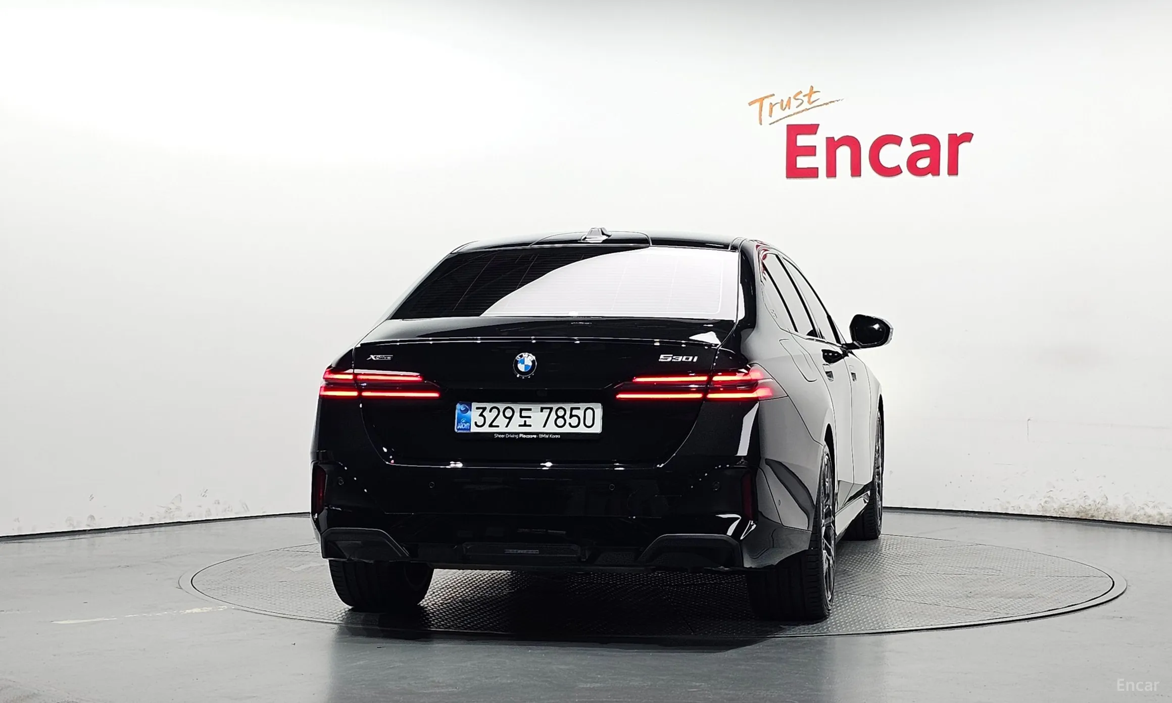 BMW 5 Series (G60) превью 4