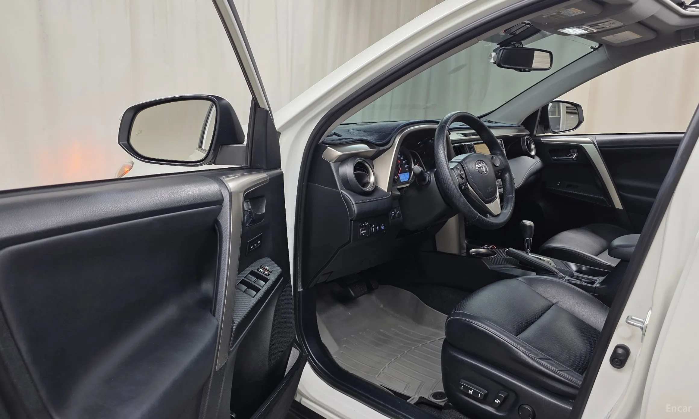 Toyota RAV4 превью 10