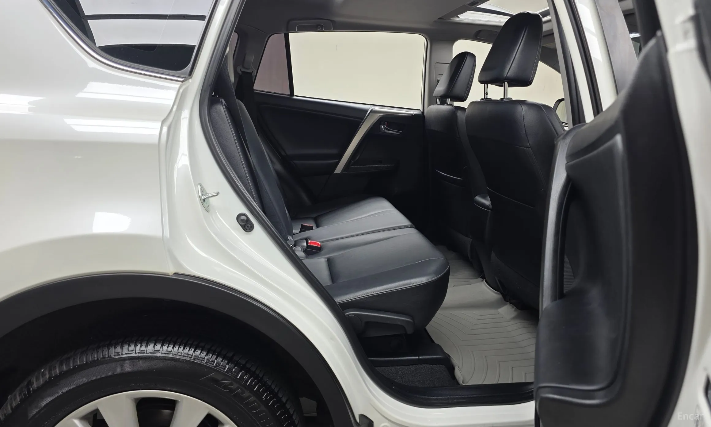 Toyota RAV4 превью 11