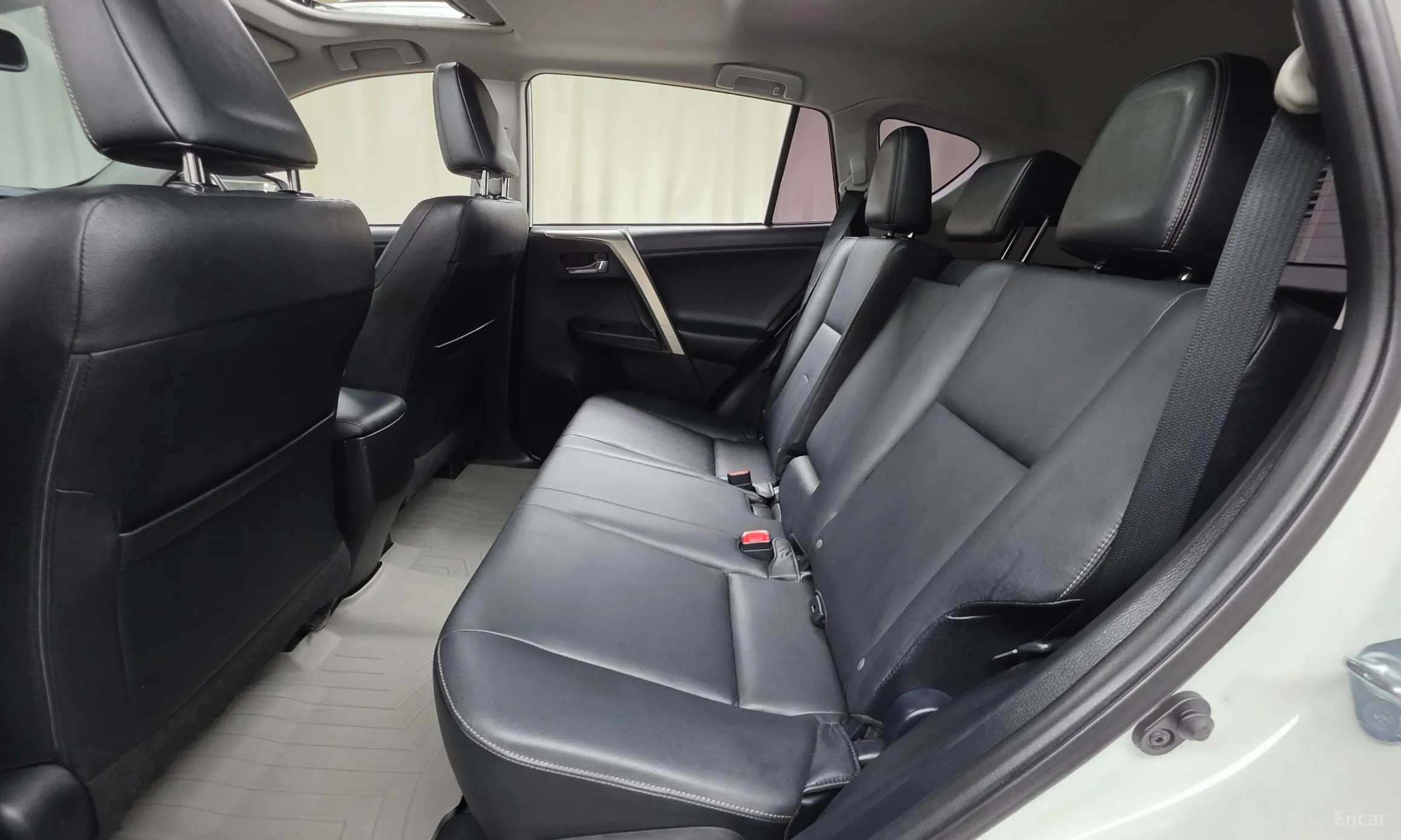 Toyota RAV4 превью 12