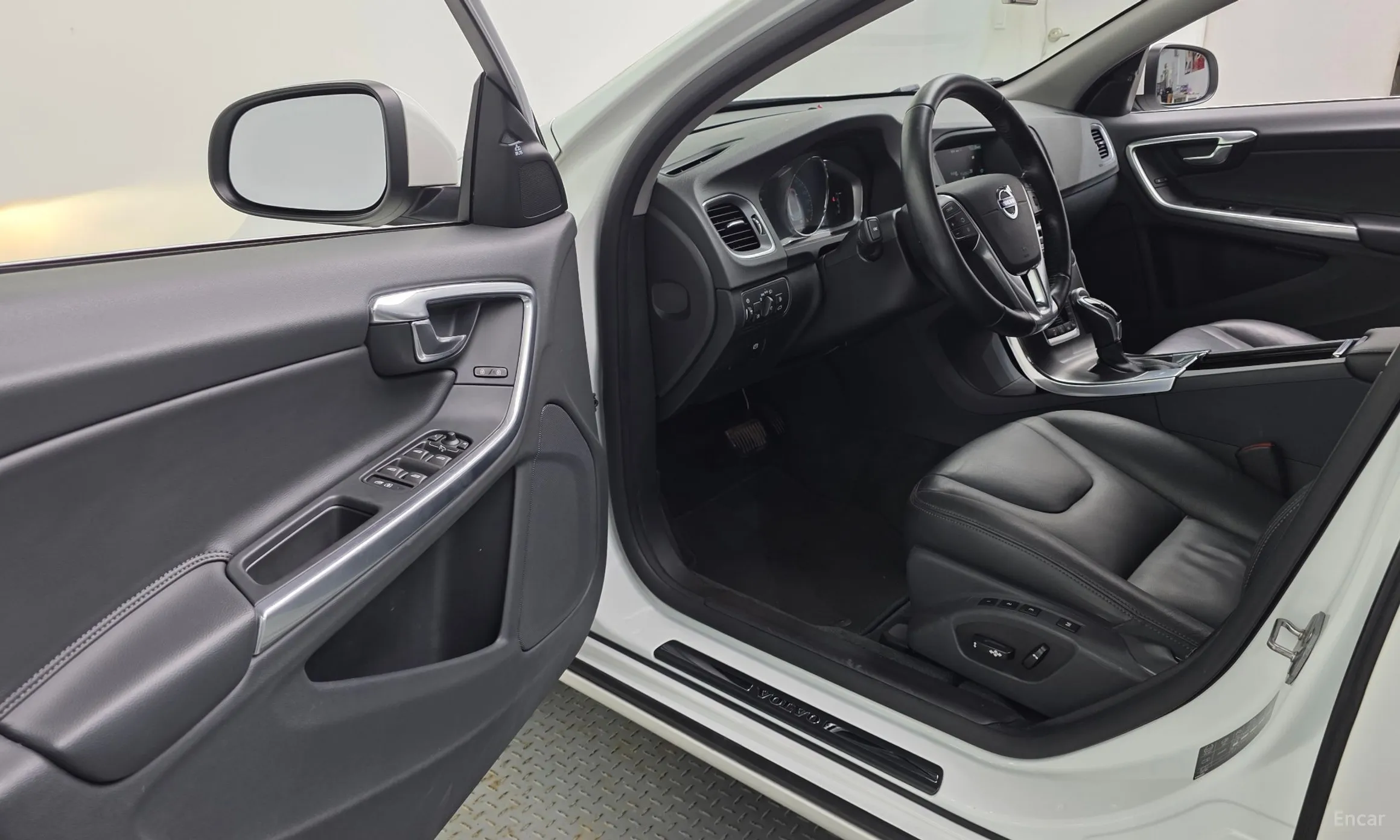 Volvo S60 превью 10