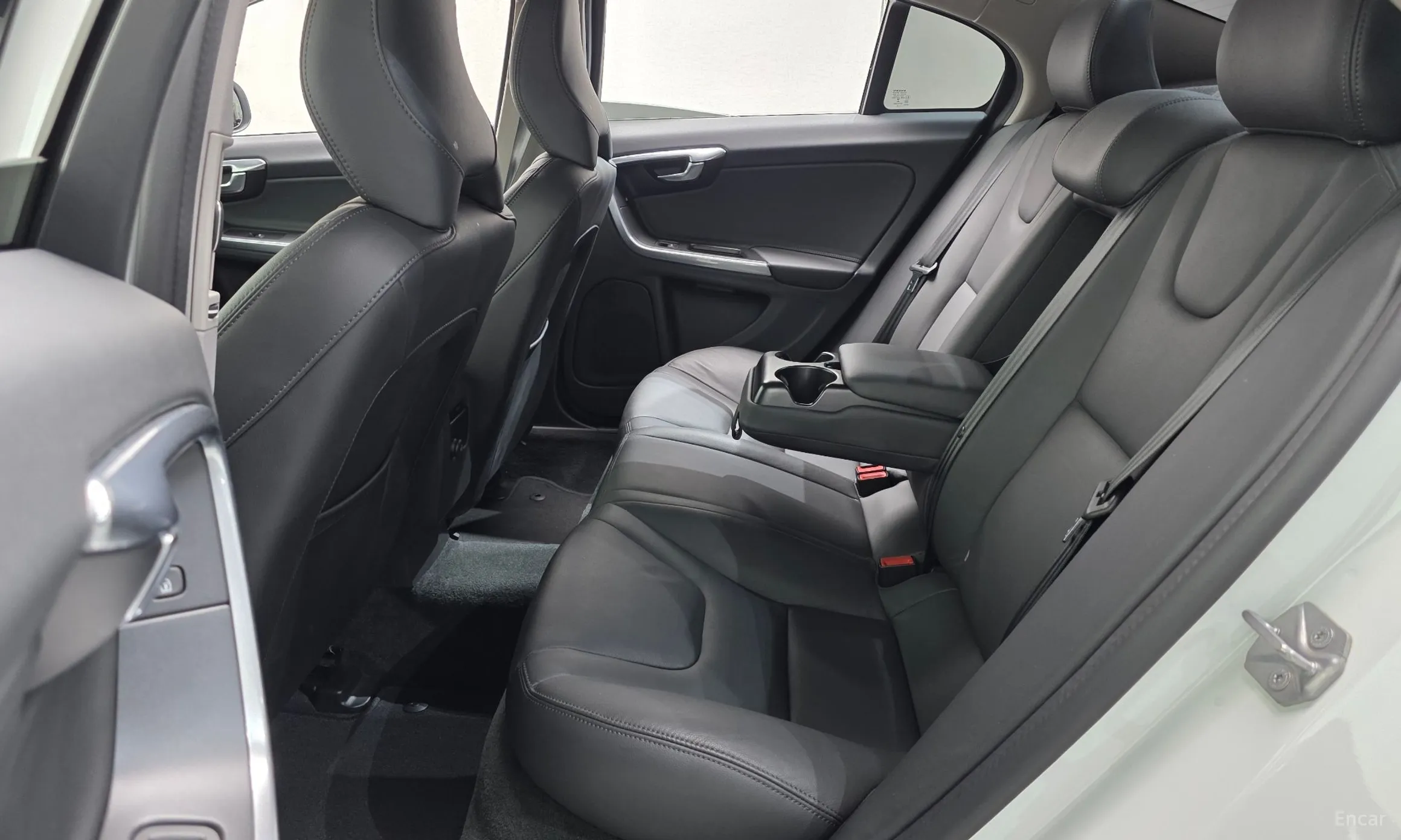Volvo S60 превью 12