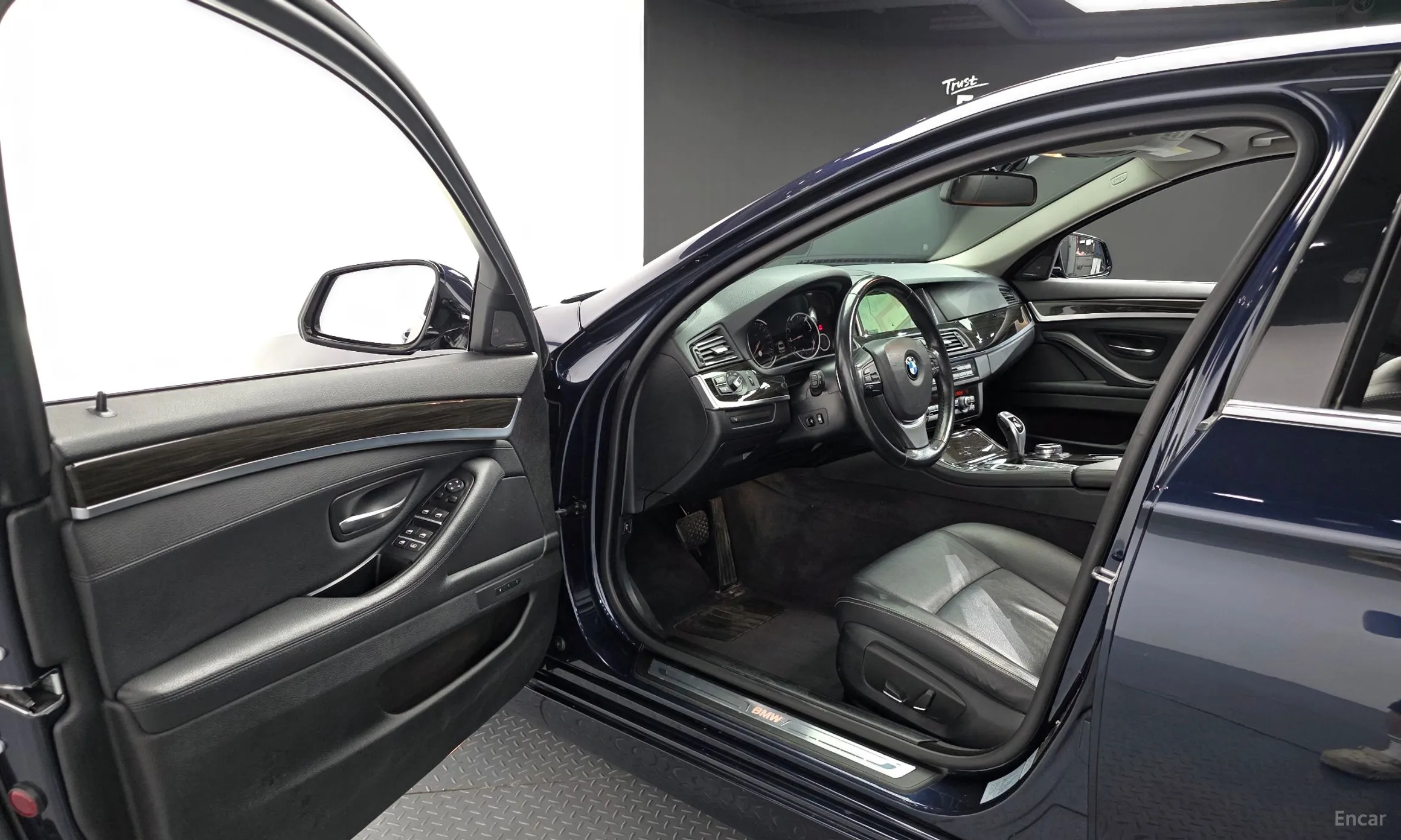 BMW 5 Series (F10) превью 10