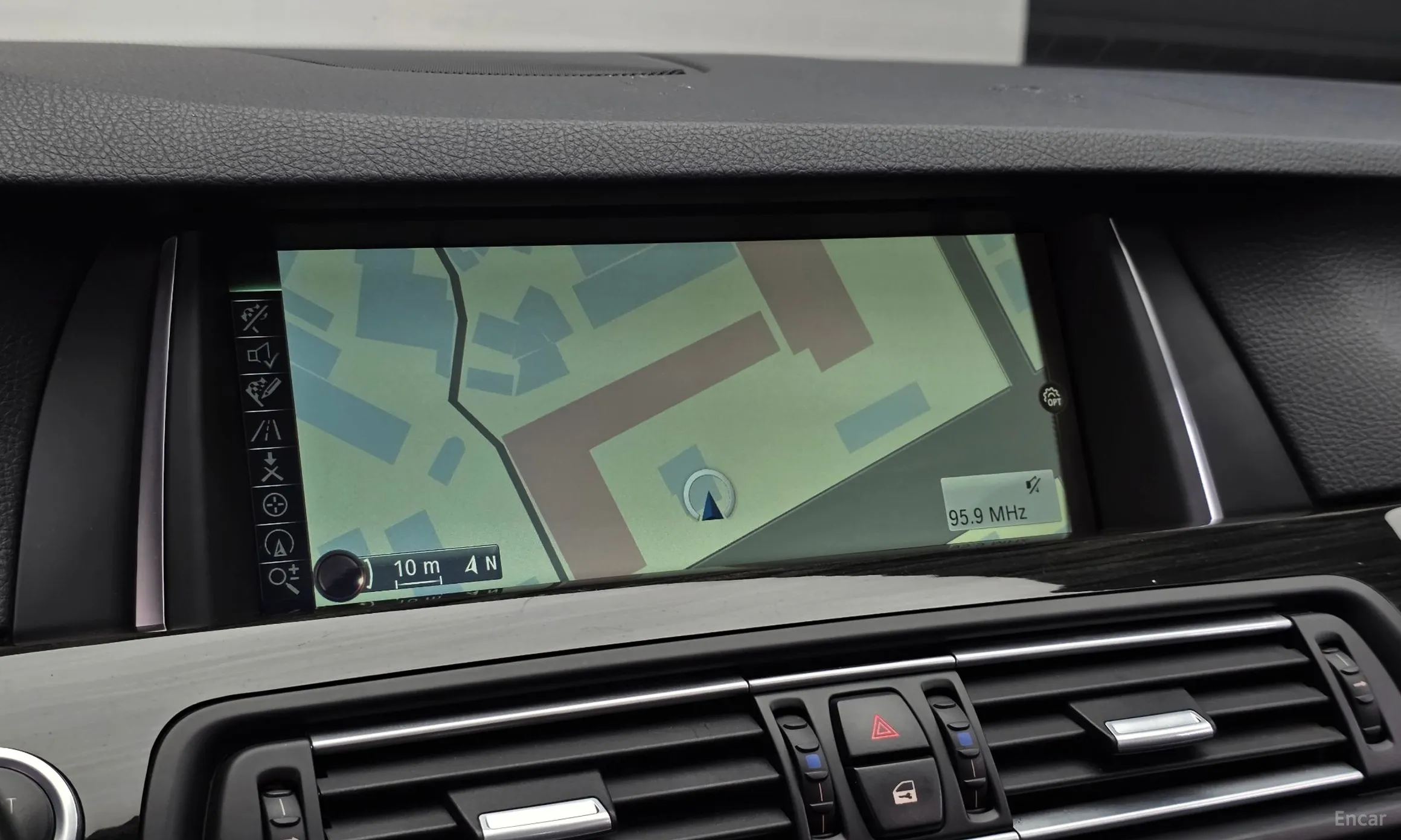 BMW 5 Series (F10) превью 13