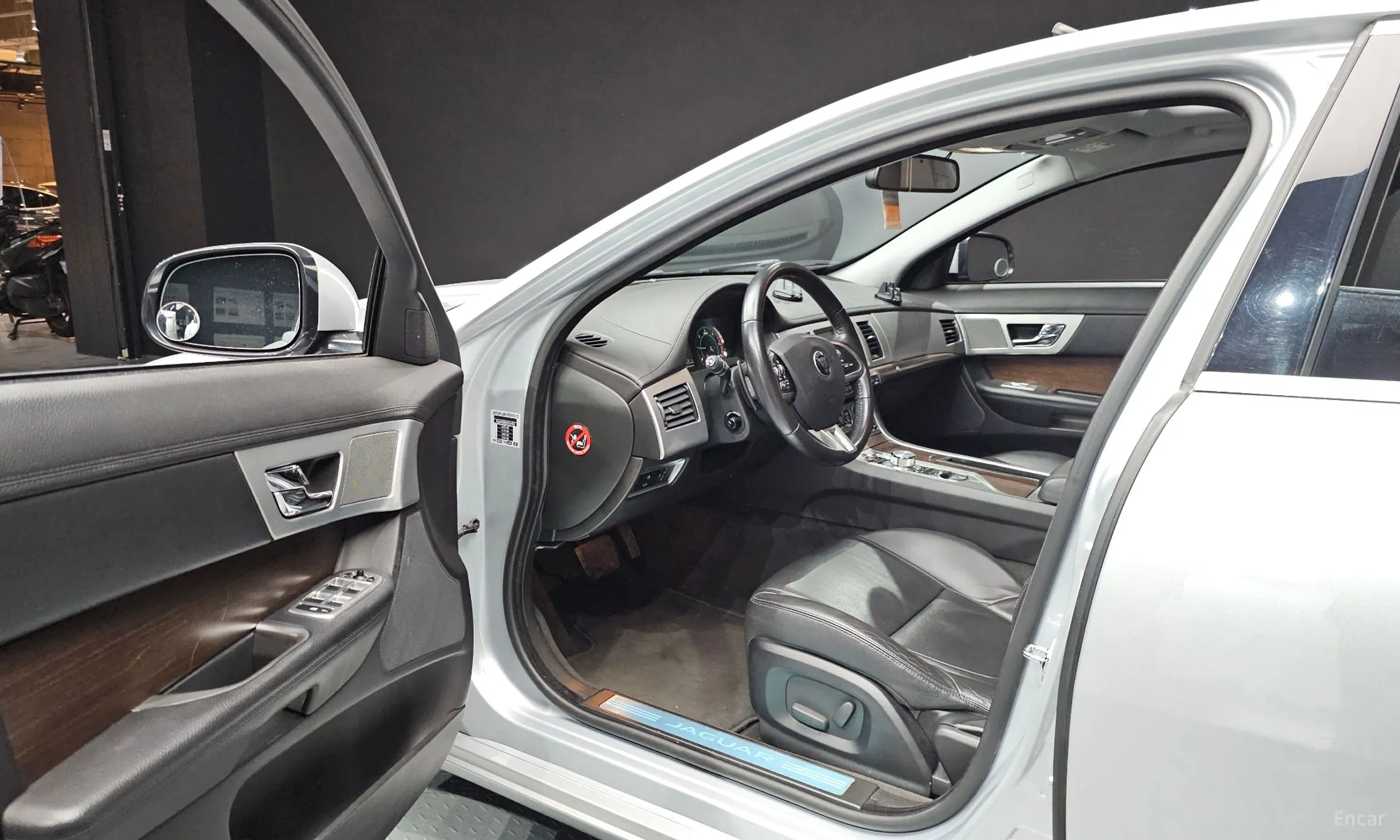 Jaguar New XF превью 10