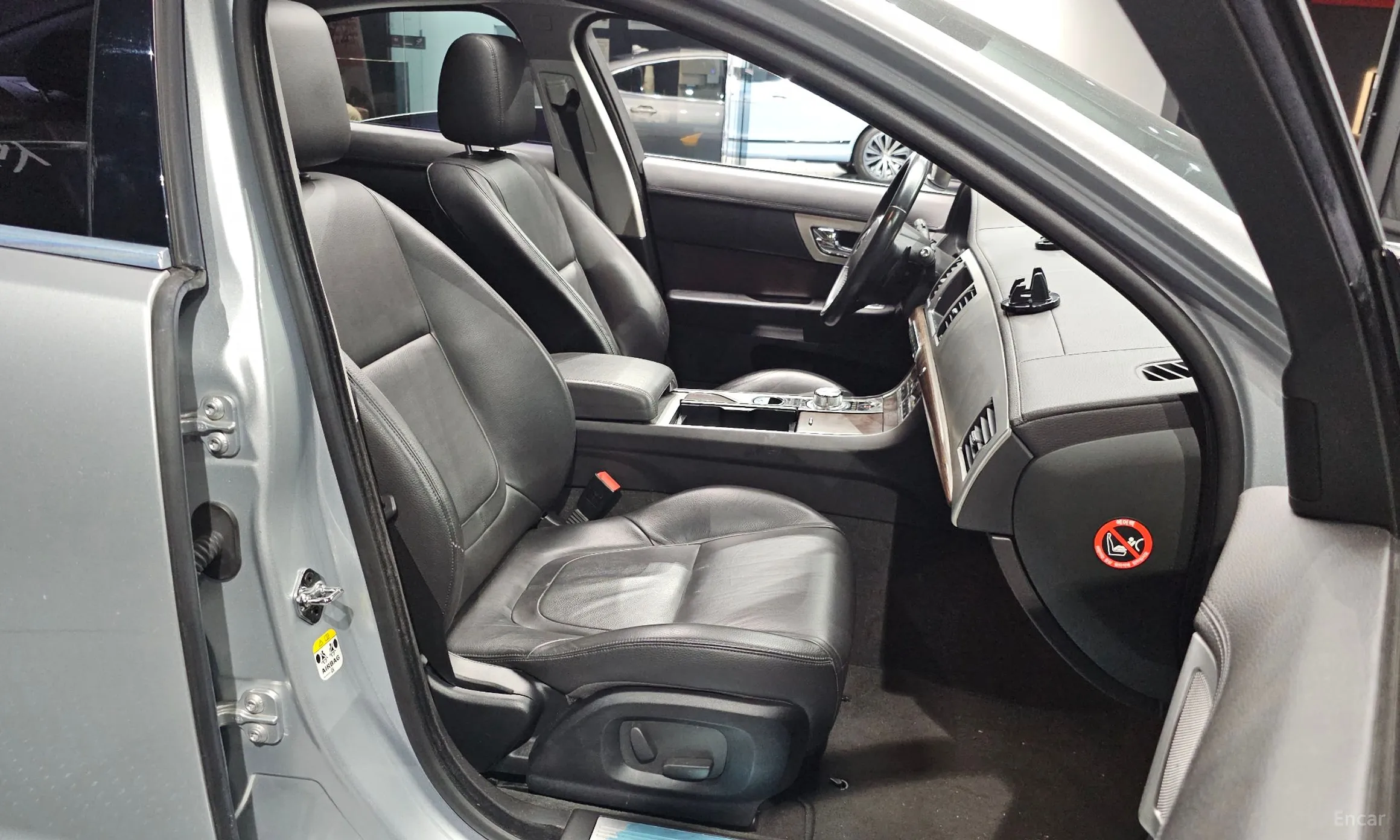 Jaguar New XF превью 12