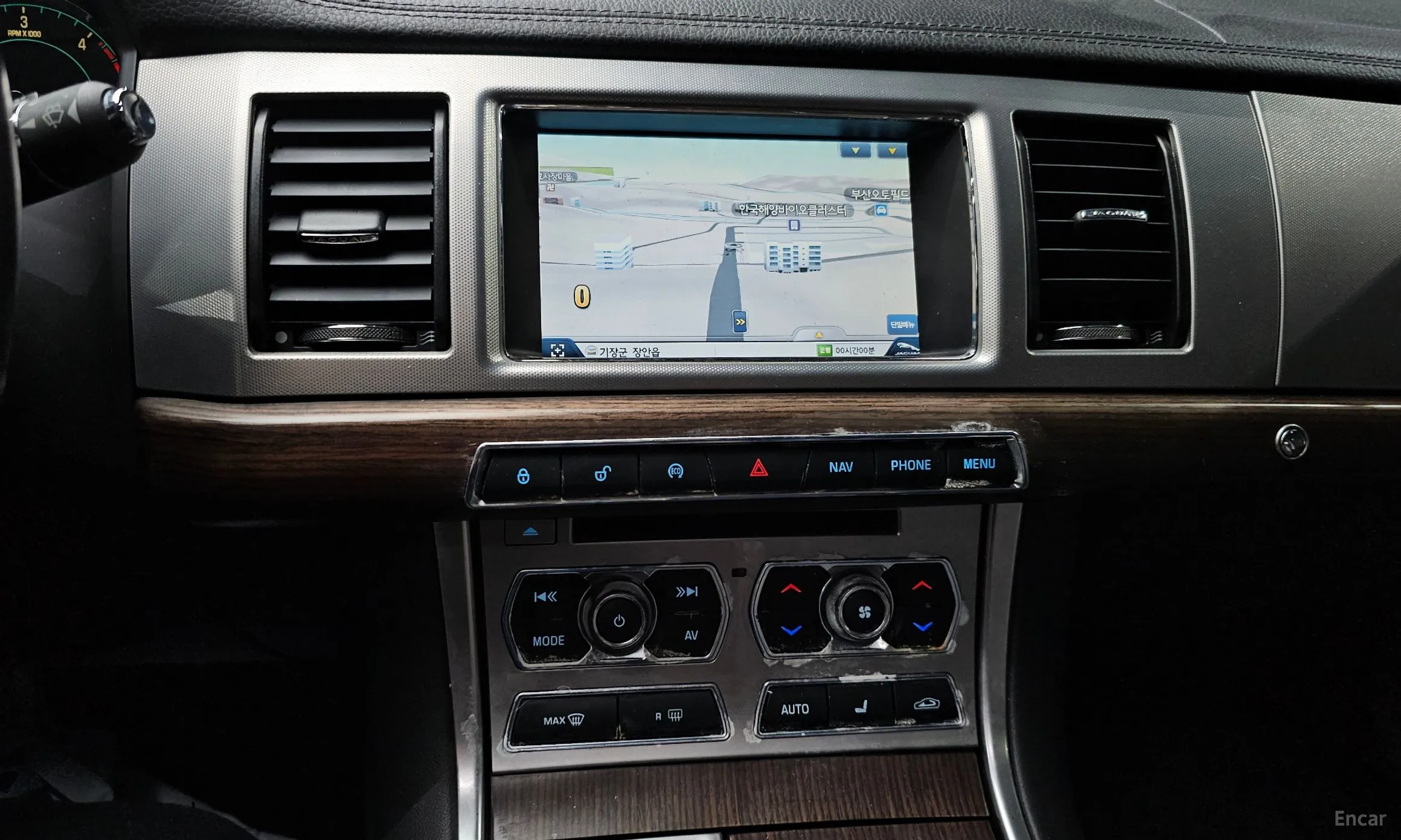 Jaguar New XF превью 16