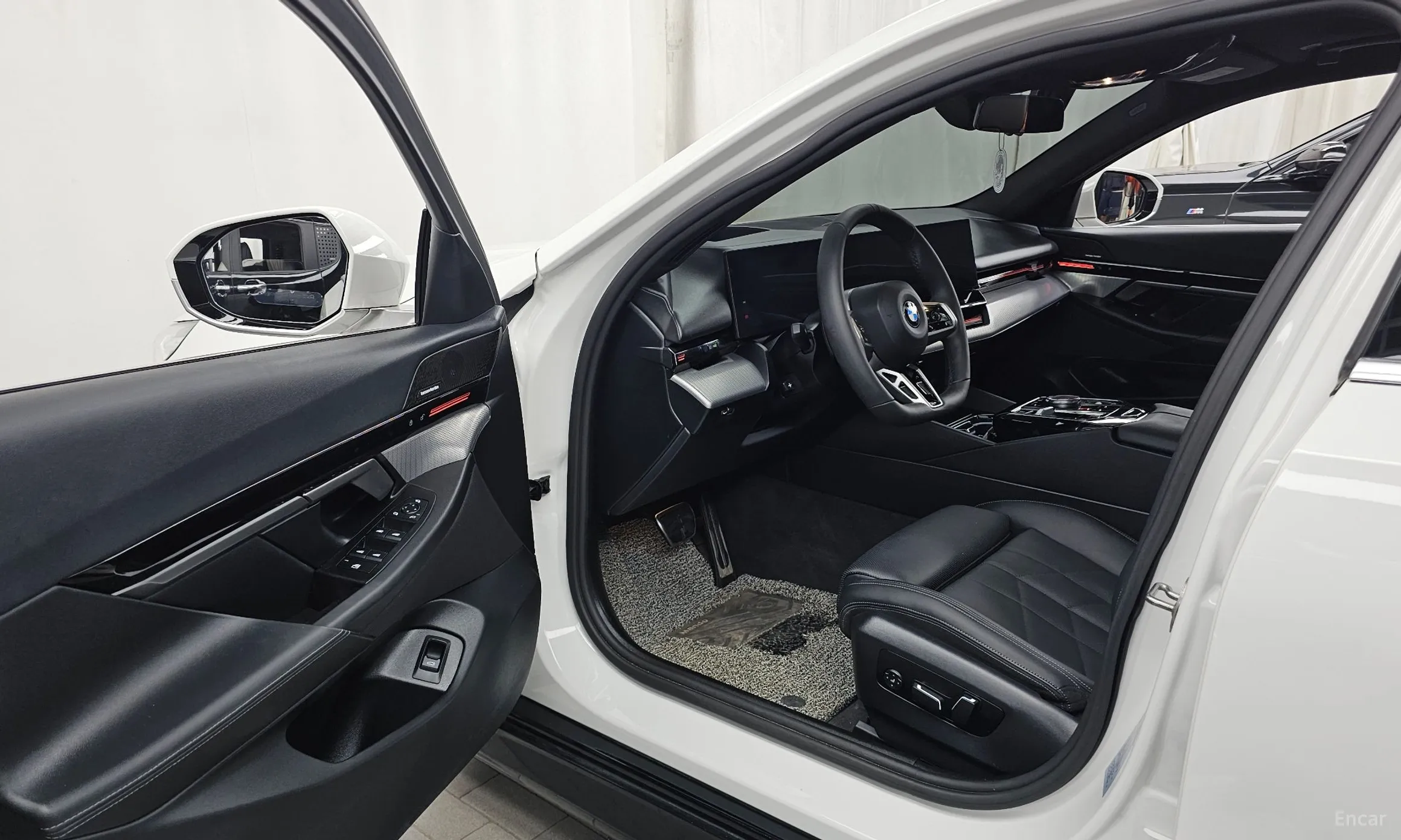 BMW 5 Series (G60) превью 10