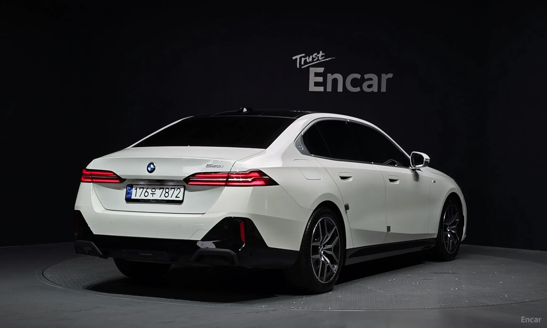 BMW 5 Series (G60) превью 2